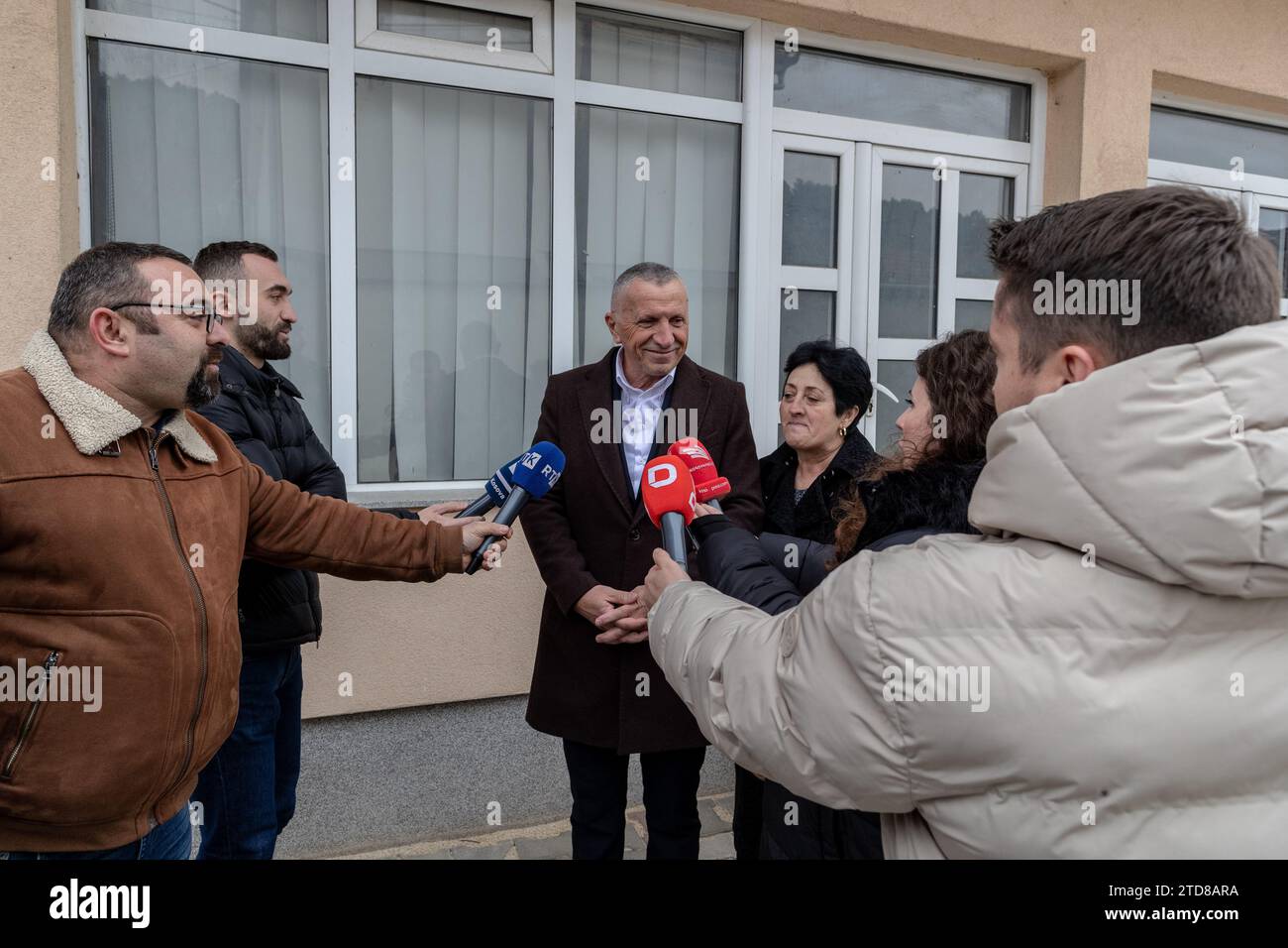 Ternoc, Serbia. 17 dicembre 2023. Shaip Kamberi è raffigurato mentre parla alla stampa in un seggio elettorale dopo aver espresso il suo voto a Ternovac, in Serbia, dove il cittadino esprime il proprio voto alle elezioni parlamentari e locali, in data domenica 17 dicembre 2023. Questa significativa elezione serba presenta una sfida al Partito progressista serbo (SNS) del presidente Aleksandar Vucic da parte di un gruppo di partiti di opposizione filo-occidentali. In particolare, questa coalizione include Vojislav Seselj, una figura precedentemente condannata dall'Aia. Credito: VX Pictures/Alamy Live News Foto Stock