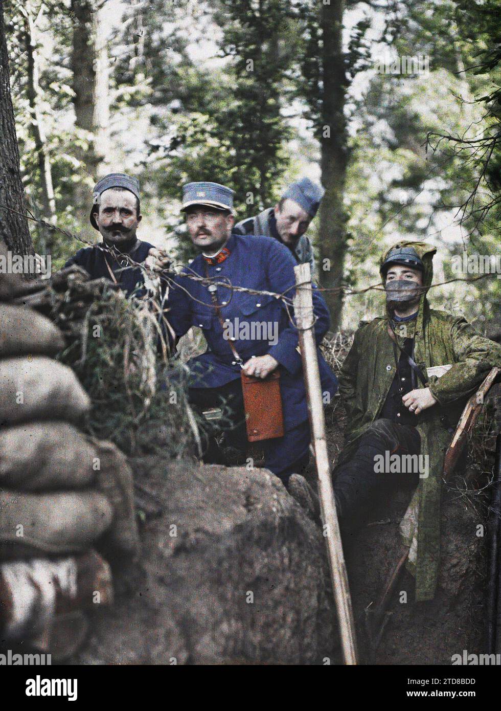 Conchy-les-Pots, Oise, France Artillery Observation post in prima linea trincee, sulla destra Captain Pradier, Personality, Clothing, HD, Human Bears, prima guerra mondiale, società, personalità militare, uniforme militare, esiste in alta definizione, ritratto di gruppo, fronte, trincee, artiglieria, Man, Army, France, Conchy-les-POTS, postazione di osservazione artiglieria presso le trincee della prima linea, a destra Cape Pradier, Conchy-les-POTS, 24/07/1915 - 24/07/1915, Passet, Stéphane, fotografo, 1915 - Picardie - Stéphane Passet, Autochrome, foto, vetro, Autochrome, foto, verticale, dimensioni 9 x 12 cm Foto Stock