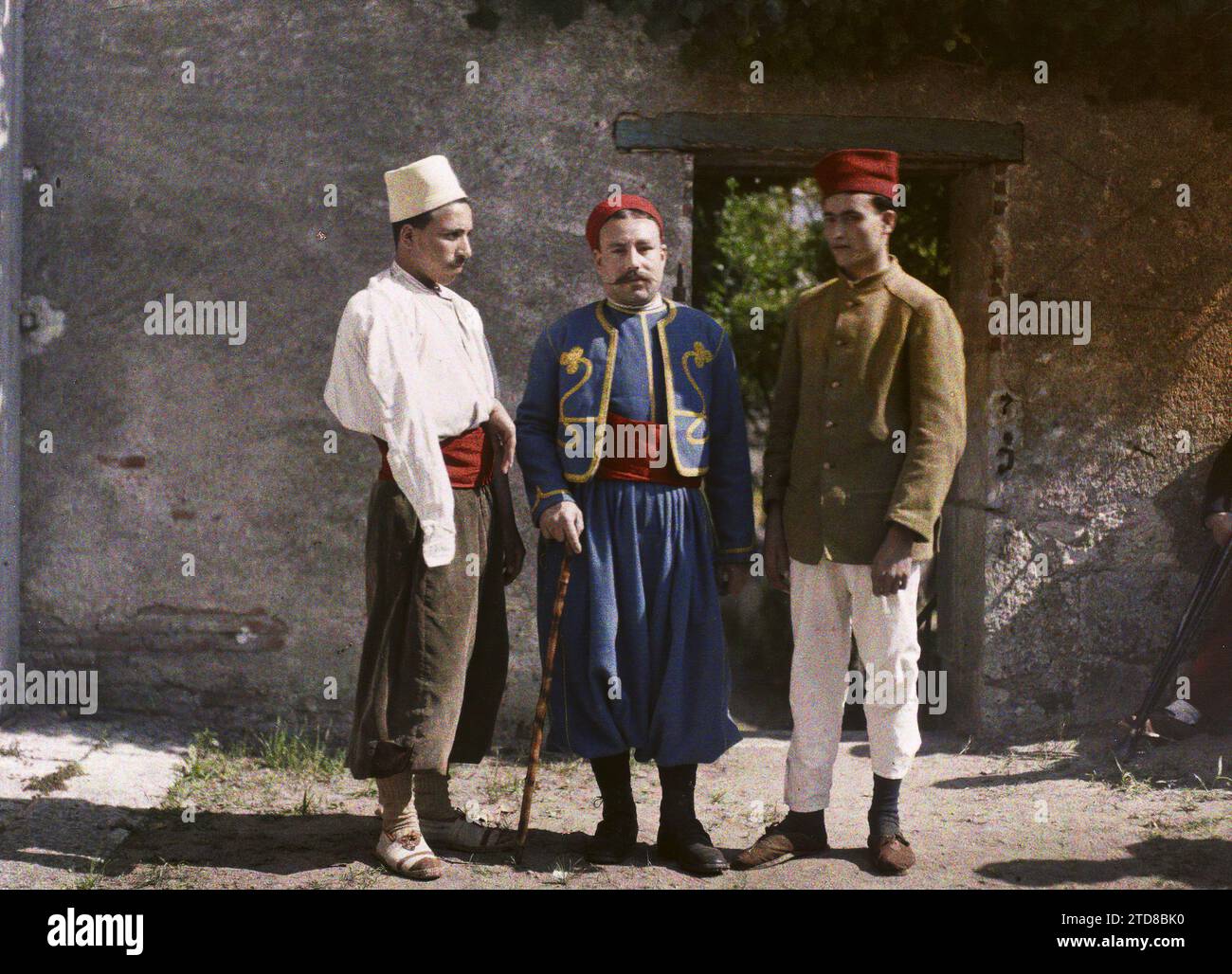 Beaugency, Francia fucilieri algerini in posa nel cortile dell'ospedale militare, abbigliamento, esseri umani, prima guerra mondiale, storia coloniale, salute, società, uniforme militare, ritratto di gruppo, ospedale, vista posteriore, esercito coloniale, ferito, mutilato, acconciatura, copricapo, uomo, Esercito, Francia, Beaugency, ospedale militare 47 . Gruppo di tre; tipi 6795, 6796, 6798., Beaugency, 20/08/1915 - 20/08/1915, Léon, Auguste, fotografo, 1915 - Centre de la France, Loiret, Indre-et-Loire, Loir-et-Cher - Léon Busy e Auguste Léon - (agosto), Autochrome, Photo, Glass, Autochrome, foto, positivo, Horizon Foto Stock