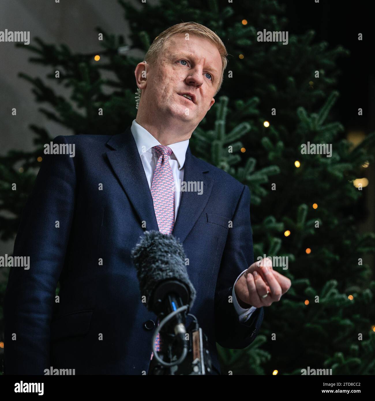 Londra, Regno Unito. 17 dicembre 2023. Oliver Dowden, deputato, vice primo ministro del Regno Unito è visto alla BBC per il programma della domenica mattina. Il politico del Partito Conservatore britannico parla ai media all'esterno. Dowden, anche Cancelliere del Ducato di Lancaster e Segretario di Stato nell'Ufficio di Gabinetto è membro del Parlamento per Hertsmere dal 2015. Crediti: Imageplotter/Alamy Live News Foto Stock