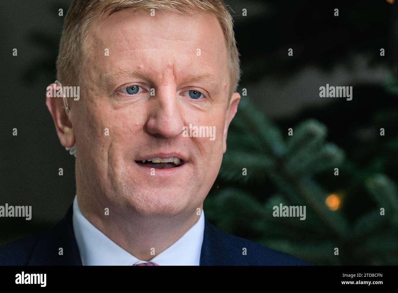 Londra, Regno Unito. 17 dicembre 2023. Oliver Dowden, deputato, vice primo ministro del Regno Unito è visto alla BBC per il programma della domenica mattina. Il politico del Partito Conservatore britannico parla ai media all'esterno. Dowden, anche Cancelliere del Ducato di Lancaster e Segretario di Stato nell'Ufficio di Gabinetto è membro del Parlamento per Hertsmere dal 2015. Crediti: Imageplotter/Alamy Live News Foto Stock