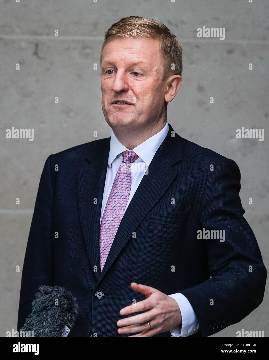 Londra, Regno Unito. 17 dicembre 2023. Oliver Dowden, deputato, vice primo ministro del Regno Unito è visto alla BBC per il programma della domenica mattina. Il politico del Partito Conservatore britannico parla ai media all'esterno. Dowden, anche Cancelliere del Ducato di Lancaster e Segretario di Stato nell'Ufficio di Gabinetto è membro del Parlamento per Hertsmere dal 2015. Crediti: Imageplotter/Alamy Live News Foto Stock