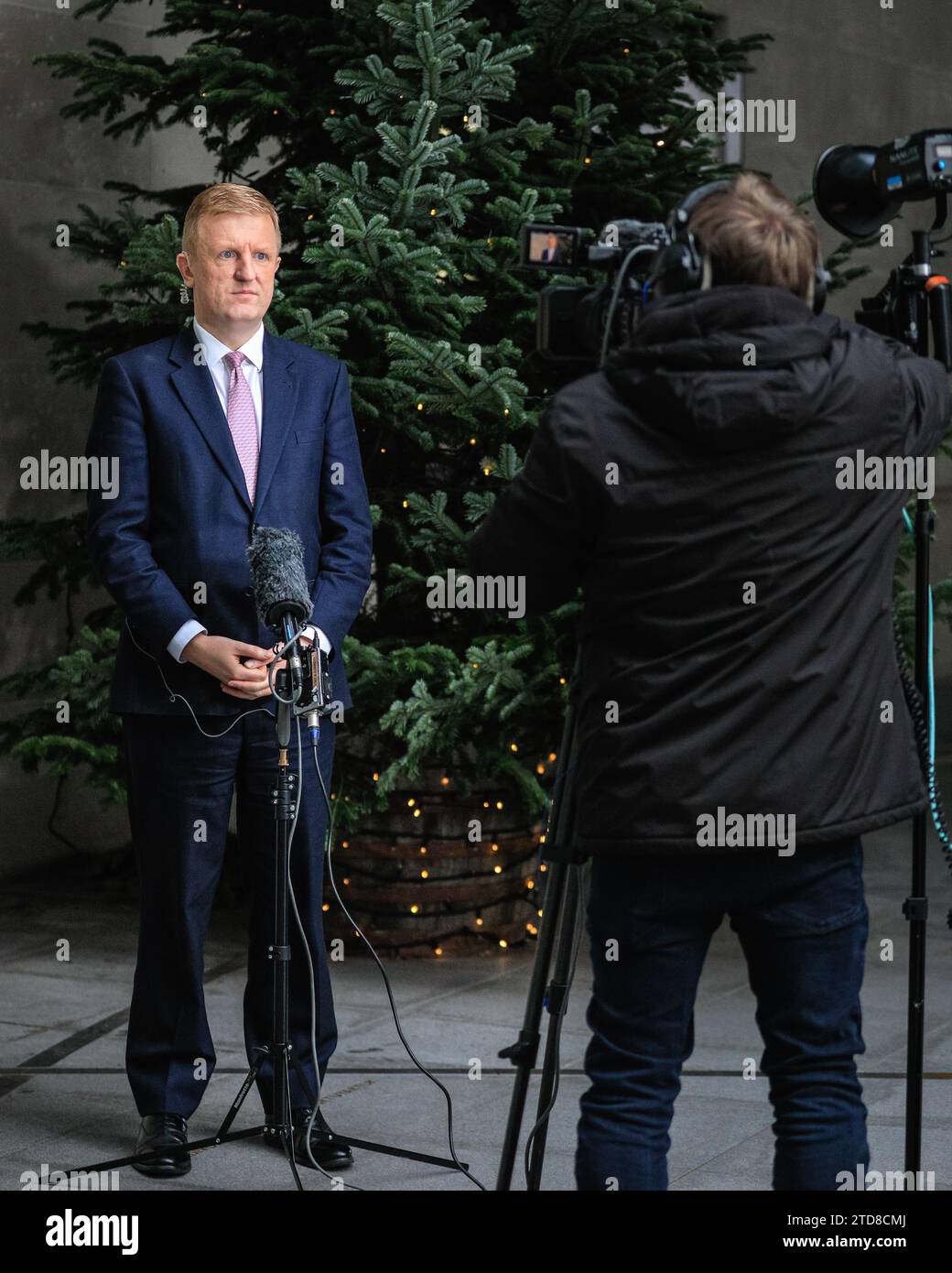 Londra, Regno Unito. 17 dicembre 2023. Oliver Dowden, deputato, vice primo ministro del Regno Unito è visto alla BBC per il programma della domenica mattina. Il politico del Partito Conservatore britannico parla ai media all'esterno. Dowden, anche Cancelliere del Ducato di Lancaster e Segretario di Stato nell'Ufficio di Gabinetto è membro del Parlamento per Hertsmere dal 2015. Crediti: Imageplotter/Alamy Live News Foto Stock