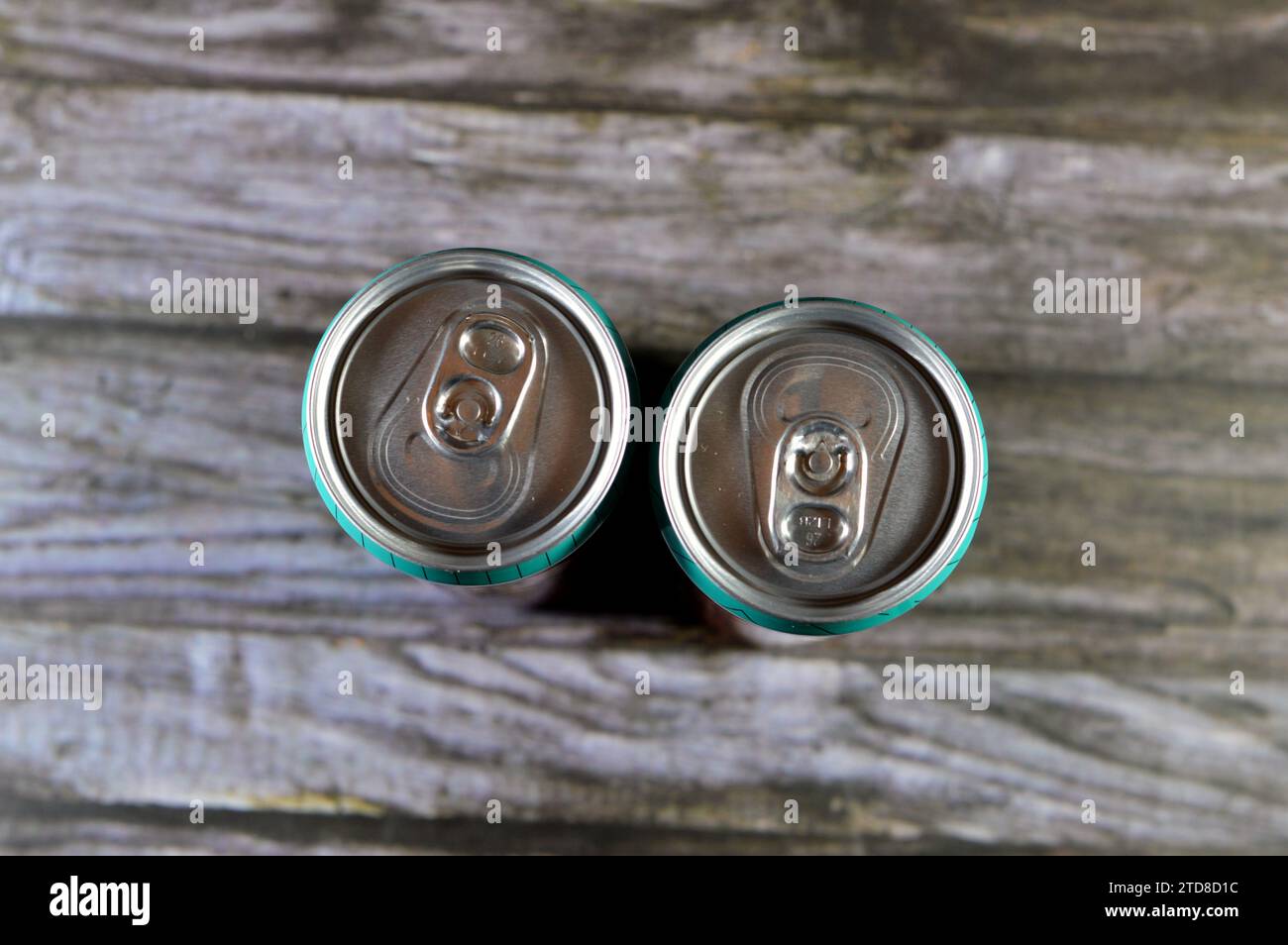 Una lattina per bevande, un contenitore in metallo progettato per contenere una porzione fissa di liquido come bibite gassate, succhi di frutta, tè, tisane, en Foto Stock