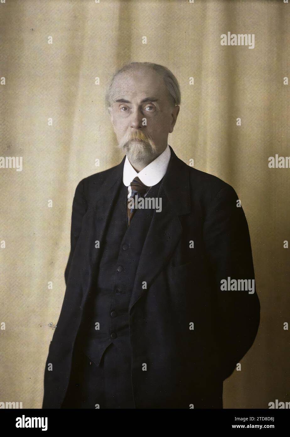 Proprietà di Albert Kahn, Boulogne, Francia Monsieur Louis Dubreuilh, personalità, esseri umani, iscrizione, informazione, vita politica, personalità politica, Ritratto, Stampa, Giornalismo, partito politico, socialismo, comunismo, uomo, sig. Louis Dubreuilh 19/7 1917 Francia, Boulogne, Ritratto, sig. Louis Dubreuil, Boulogne propriété d'Albert Kahn, 18/07/1917 - 18/07/1917, Léon, Auguste, fotografo, Autochrome, foto, vetro, Autochrome, foto, positivo, verticale, dimensioni 9 x 12 cm Foto Stock