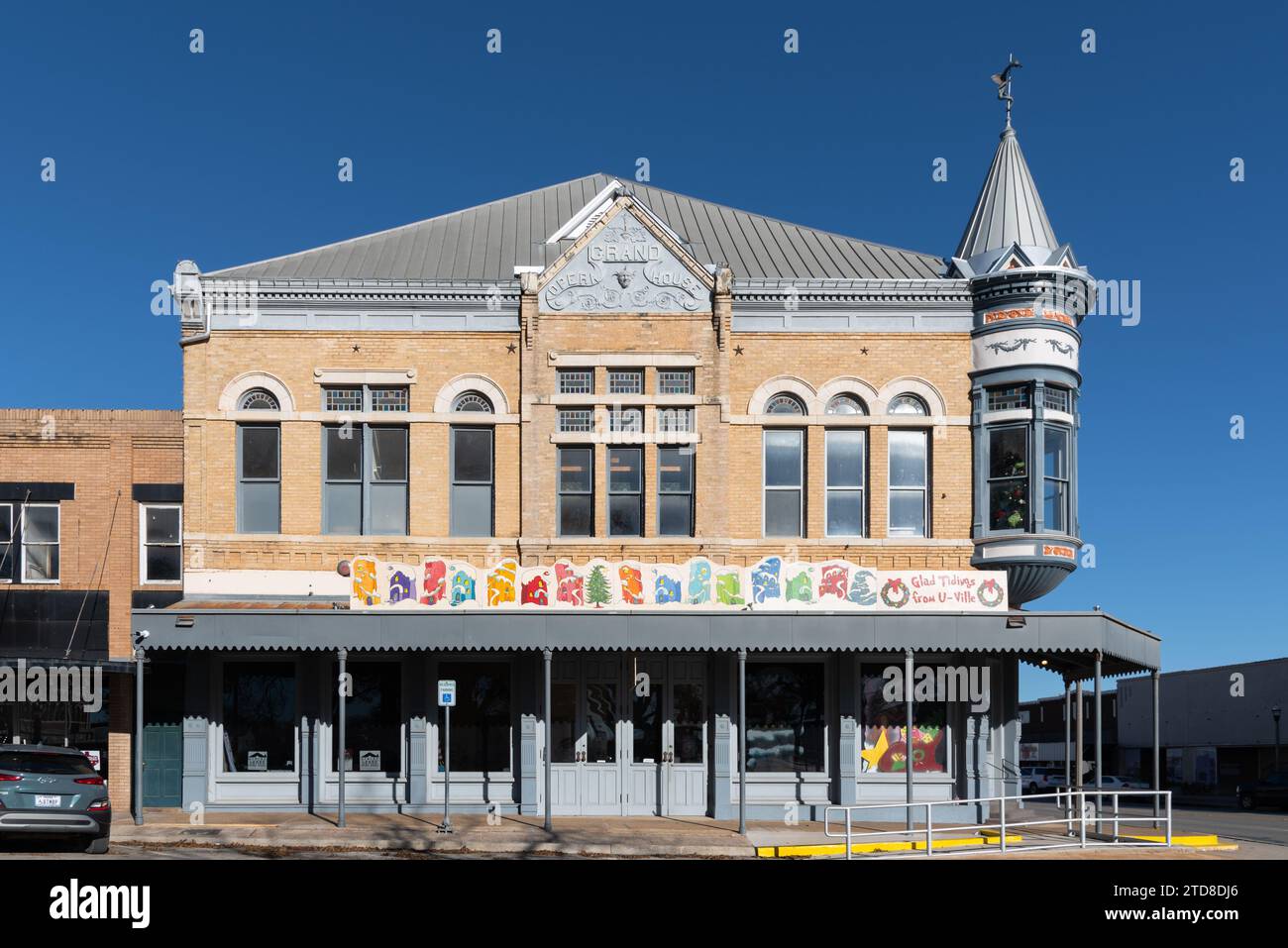 Uvalde Grand Opera House, teatro costruito nel 1891 in stile romanico Richardsonian con spazio commerciale al primo piano e oriel Bay, Uvalde, Texas. USA. Foto Stock