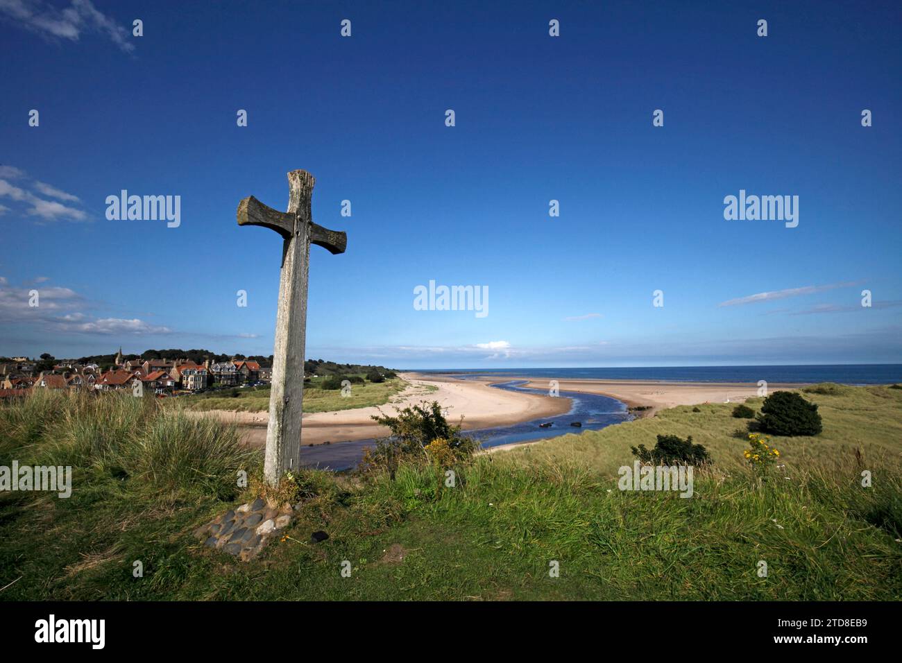 Church Hill con vista sull'estuario di Alnmouth. La baia di Alnmouth e il fiume Aln si fanno strada attraverso, fino al mare. Foto Stock