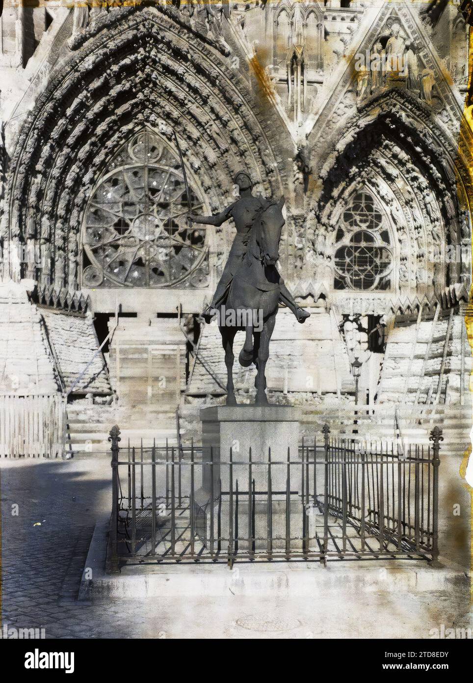 Reims, Marne, Champagne, Francia la statua di Giovanna d'Arco sulla piazza di fronte alla cattedrale, prima Guerra Mondiale, esseri umani, religione, Arte, abitazione, architettura, Chiesa, Statua, schiena, donna, cristianesimo, scultura, rovine, bombardamenti, decorazione scolpita, protezione anti-bombardamento, architettura religiosa, Francia, Reims, statua Giovanna d'Arco, Reims, 25/03/1917 - 25/03/1917, Castelnau, Paolo, 1917 - Marne - Fernand Cuville (sezione fotografica dell'esercito), Autochrome, Photo, Glass, Autochrome, foto, positivo, verticale, dimensioni 9 x 12 cm Foto Stock