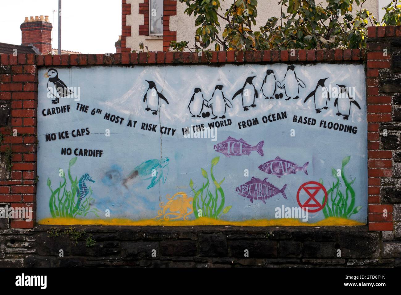 Il murale che mostra Cardiff è la sesta città più a rischio per le inondazioni oceaniche. Foto Stock