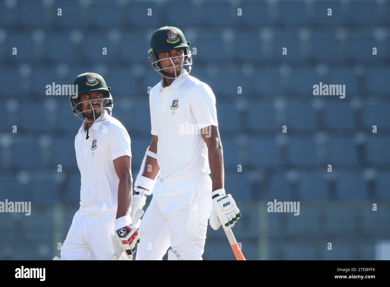 Bengalese batter taijul Islam (L) e Nayeem Hasan guardano durante il primo test del secondo giorno della prima sessione del Bangladesh-nuova Zelanda a Sylhet Internatio Foto Stock