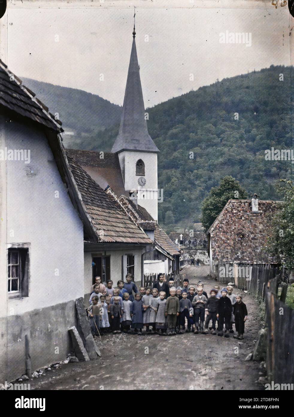 Sewen, Haut-Rhin, Alsace, France Street, Human Beings, dimora, architettura, prima guerra mondiale, Chiesa, Cimitero, bambino, Ritratto di gruppo, abitazione, fronte, strada, distretto, Francia, Sewen, Rue, Sewen, 01/06/1917 - 01/06/1917, Castelnau, Paolo, 1917 - Alsazia - Paul Castelnau (sezione fotografica dell'esercito) - (giugno), Autochrome, Photo, Glass, Autochrome, foto, positivo, verticale, dimensioni 9 x 12 cm Foto Stock