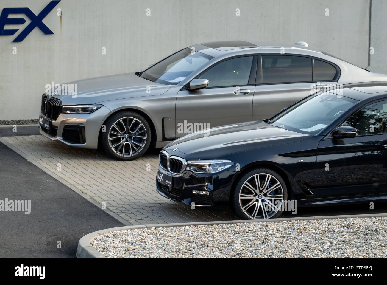 OSTRAVA, REPUBBLICA CECA - 23 AGOSTO 2023: Berlina di lusso BMW serie 7 della generazione G11 G12 color argento e BMW serie 5 G30 presentata presso i concessionari Foto Stock