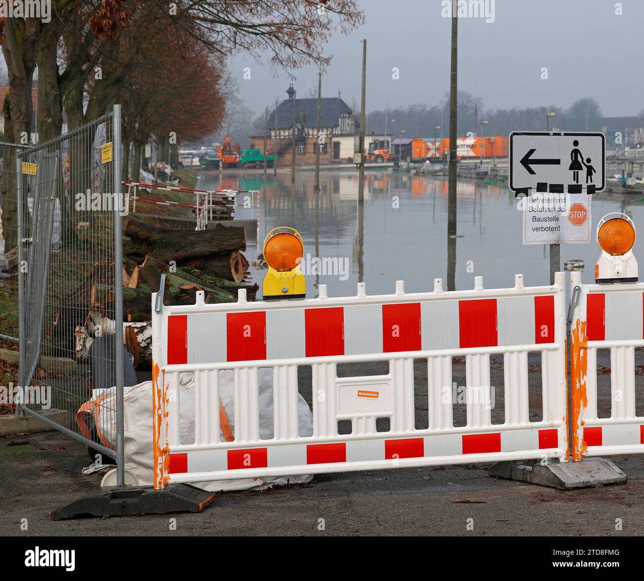 17.12.2023 Weil der Rhein bei Gernsheim Hochwasser führt sind viele Sportboote nicht im Hafen sondern in Sicherheit an Land und die Baustelle rund um den Hafen steht STILL Gernsheim Hessen Deutschland **** 17 12 2023 perché il Reno di Gernsheim è inondato, molte imbarcazioni da diporto non si trovano nel porto, ma a terra in tutta sicurezza e il cantiere intorno al porto è fermo Gernsheim Hesse Germania Foto Stock