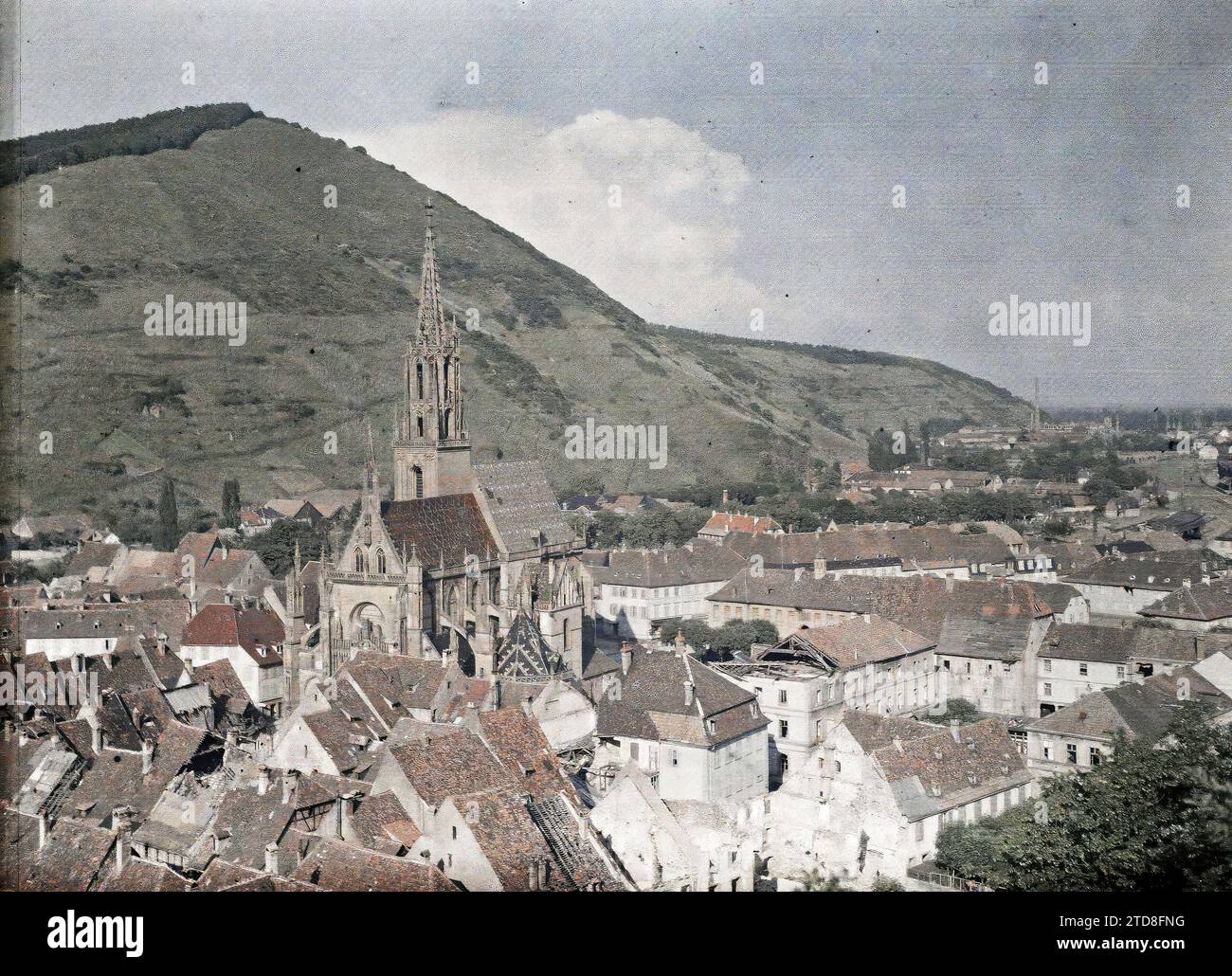 Thann, Haut-Rhin, Alsazia, Francia Panorama, prima guerra mondiale, habitat, architettura, rovine, fronte, bombardamento, Urban Panorama, Francia, Thann, Panorama, Thann, 05/06/1917 - 05/06/1917, Castelnau, Paolo, 1917 - Alsazia - Paul Castelnau (sezione fotografica dell'esercito) - (giugno), Autochrome, Photo, Glass, Autochrome, foto, positivo, orizzontale, dimensioni 9 x 12 cm Foto Stock