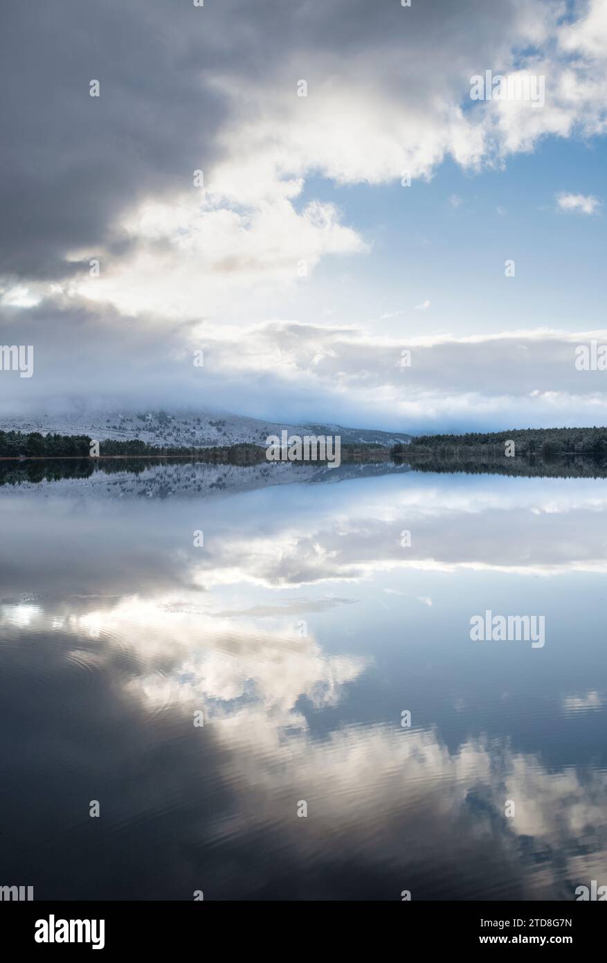 Nuvole invernali che si liberano dal Loch Garten. Highlands, Scozia Foto Stock