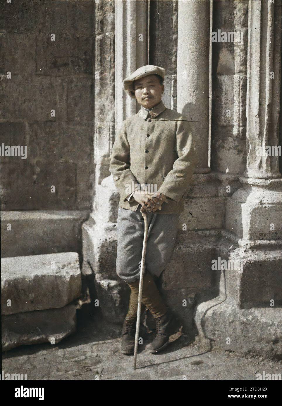 Soissons, Aisne, France Soldier of the 17th Indochinese Tirailleurs Regiment, abbigliamento, esseri umani, prima guerra mondiale, storia coloniale, Housing, Architecture, Society, Military Uniform, Ritratto, schiena, esercito coloniale, acconciatura, copricapo, architettura religiosa, Man, Army, France, Soissons, Type of Indo Chinese (17th Tirailleurs), Soissons, 01/06/1917 - 30/06/1917, Cuville, Fernand, 1917 - Aisne - Fernand Cuville (sezione fotografica dell'esercito) - (mai-luglio), Autochrome, Photo, Glass, Autochrome, foto, positivo, verticale, dimensioni 9 x 12 cm Foto Stock
