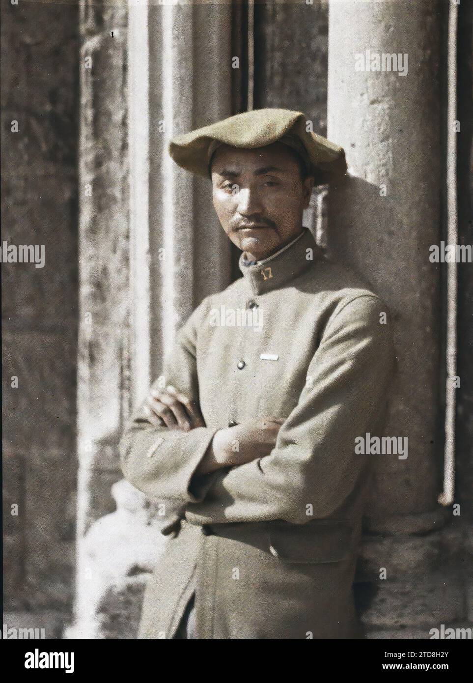 Soissons, Aisne, Francia Sergente del 17th Indochinese Tirailleurs Regiment, personalità, abbigliamento, esseri umani, prima guerra mondiale, storia coloniale, alloggi, architettura, società, personalità militare, uniforme militare, Ritratto, schiena, esercito coloniale, architettura religiosa, Man, Army, France, Soissons, Indo Cinese Sergente, Soissons, 01/06/1917 - 30/06/1917, Cuville, Fernand, 1917 - Aisne - Fernand Cuville (sezione fotografica dell'esercito) - (mai-luglio), Autochrome, Photo, Glass, Autochrome, foto, positivo, verticale, dimensioni 9 x 12 cm Foto Stock
