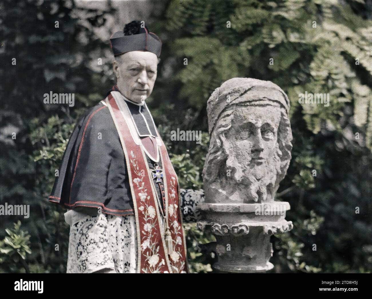 Soissons, Aisne, Francia Monseigneur Landais, arciprete della cattedrale in posa vicino a una statua, abbigliamento, personalità, Arte, esseri umani, alloggi, architettura, prima guerra mondiale, abitudine religiosa, personalità religiosa, patrono/filantropo, Scultura, Ritratto, accessori, Parco, Garden, War effort, War work, Man, France, Soissons, Monseigneur Landais, Arch-Priest della Cattedrale, Soissons, 01/06/1917 - 30/06/1917, Cuville, Fernand, 1917 - Aisne - Fernand Cuville (sezione fotografica dell'esercito) - (mai-luglio), Autochrome, Photo, Glass, Autochrome, foto, positivo, orizzontale, dimensioni 9 x 12 cm Foto Stock