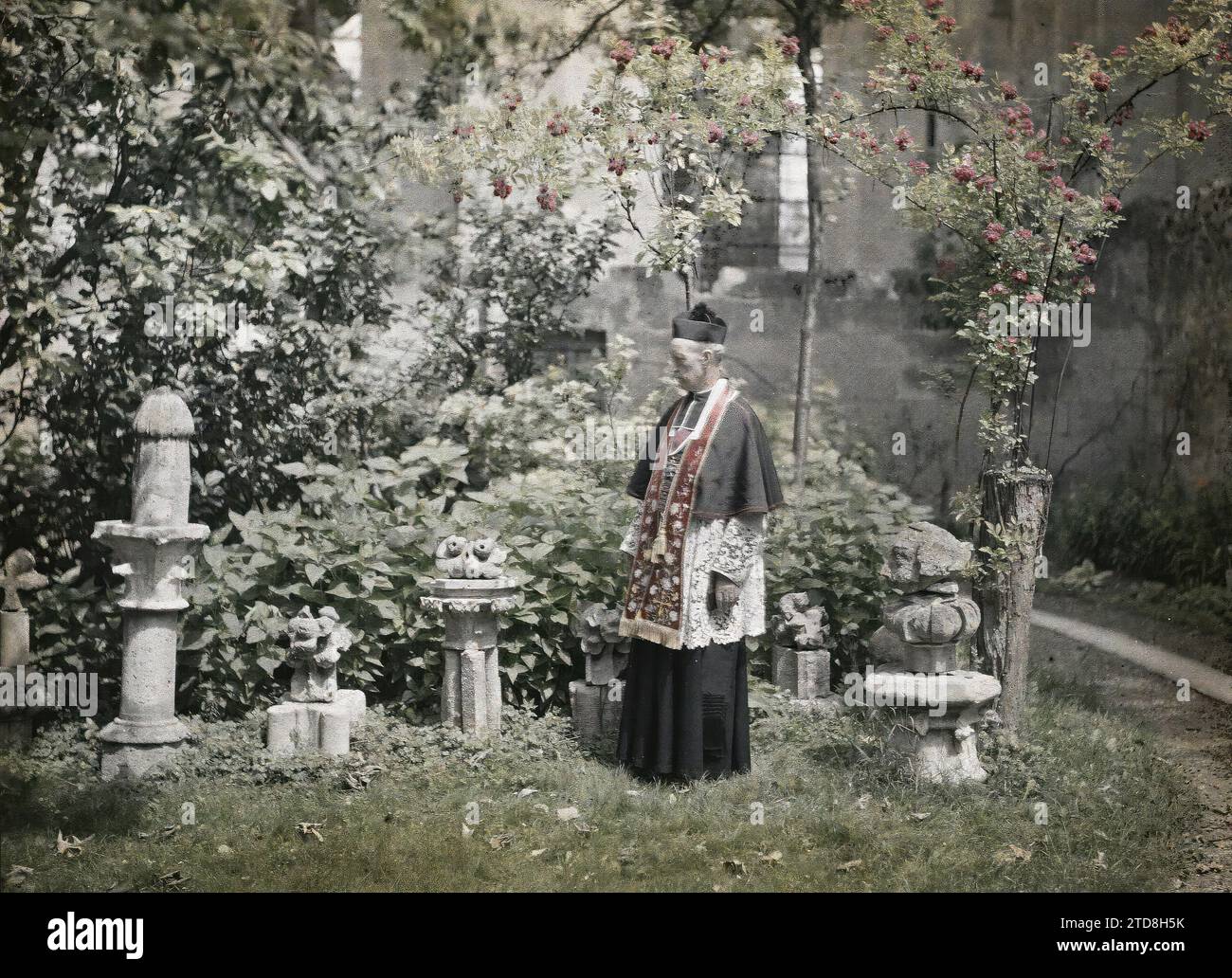 Soissons, Aisne, Francia Monseigneur Landais, arciprete della cattedrale, di fronte a frammenti di statue, abbigliamento, personalità, arte, esseri umani, habitat, architettura, prima guerra mondiale, natura, ambiente, abbigliamento religioso, personalità religiosa, patrono/filantropo, Scultura, Ritratto, parco, giardino, sforzo bellico, lavoro bellico, vegetazione, botanica, architettura religiosa, uomo, Francia, Soissons, Monseigneur Landais, arciprete della Cattedrale, di fronte a frammenti di statue, Soissons, 01/06/1917 - 30/06/1917, Cuville, Fernand, 1917 - Aisne - Fernand Cuville (sezione fotografica dell'ar Foto Stock