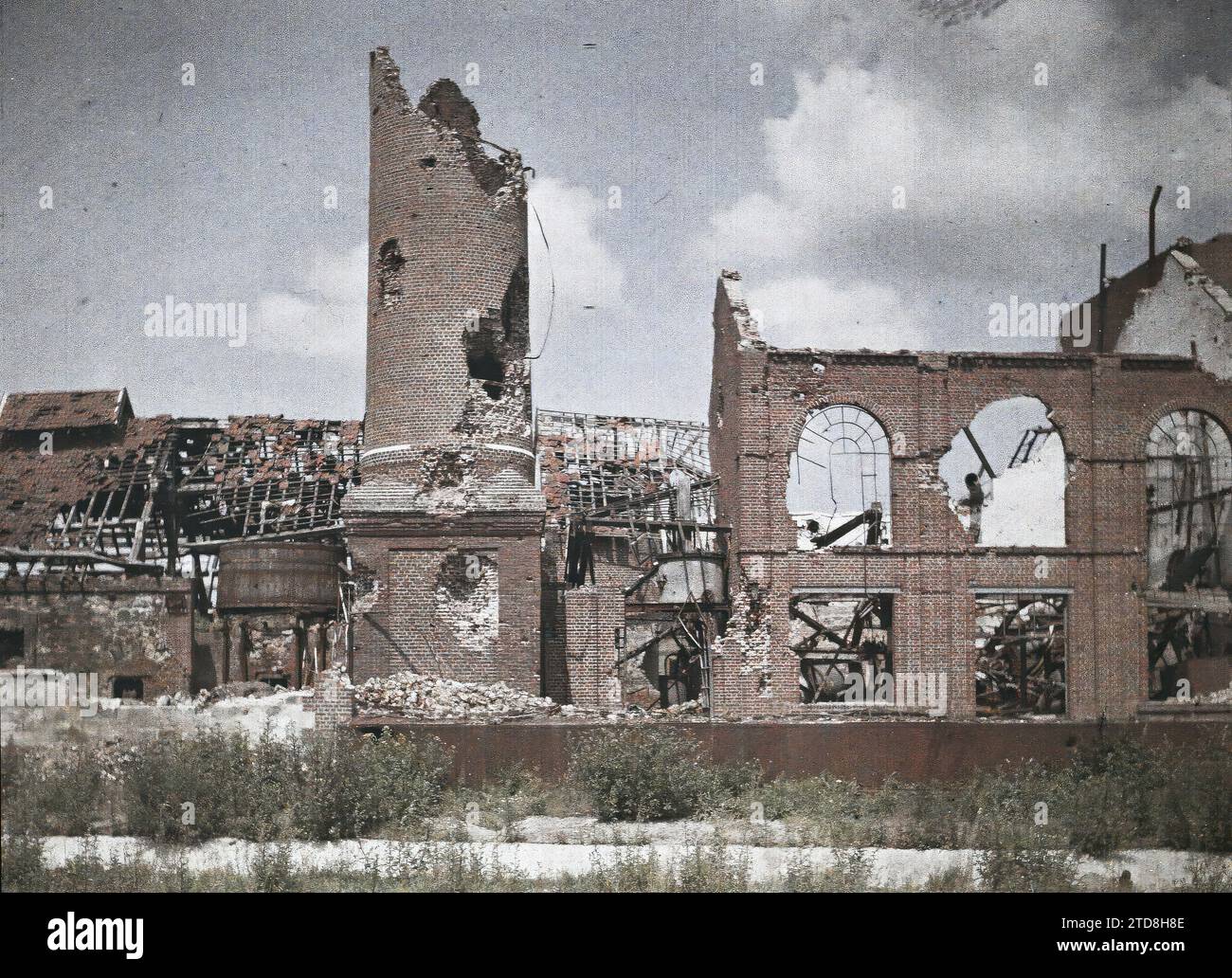 Bucy-le-Long, Aisne, Francia Distillery, Housing, Architecture, prima guerra mondiale, attività economica, fabbrica, officina, rovine, Bombing, Industry, Francia, Bucy-le-Long, Distillery, Bucy-le-Long, 01/06/1917 - 30/06/1917, Cuville, Fernand, 1917 - Aisne - Fernand Cuville (sezione fotografica dell'esercito) - (mai-luglio), Autochrome, Photo, Glass, Autochrome, foto, positivo, orizzontale, dimensioni 9 x 12 cm Foto Stock