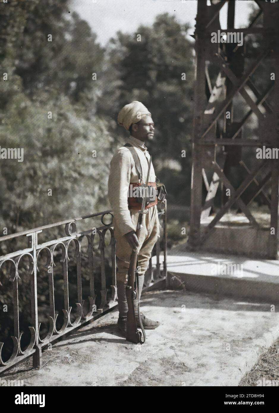 Alberi di mele, Aisne, Francia Esercito della Sentry algerina, abbigliamento, esseri umani, prima guerra mondiale, storia coloniale, società, uniforme militare, Ritratto, rovine, esercito coloniale, arma, uomo, Esercito, Francia, alberi di mele, Algerian Sentry Army, Pommiers, 01/07/1917 - 31/07/1917, Cuville, Fernand, 1917 - Aisne - Fernand Cuville (sezione fotografica dell'esercito) - (mai-luglio), Autochrome, Photo, Glass, Autochrome, foto, positivo, verticale, dimensioni 9 x 12 cm Foto Stock