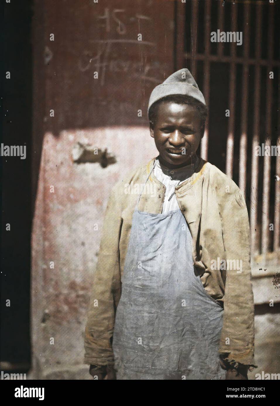 Soissons, Aisne, Francia cuoco senegalese, Daily Life, Human Bears, abbigliamento, prima Guerra Mondiale, storia coloniale, cibo, Ritratto, abbigliamento da lavoro, cucina, vista posteriore, esercito coloniale, uomo, Francia, Soissons, cuoco senegalese, Sénégal [in connessione con], Soissons, 01/07/1917 - 31/07/1917, Cuville, Fernand, 1917 - Aisne - Fernand Cuville (sezione fotografica dell'esercito) - (mai-luglio), Autochrome, Photo, Glass, Autochrome, foto, positivo, verticale, dimensioni 9 x 12 cm Foto Stock