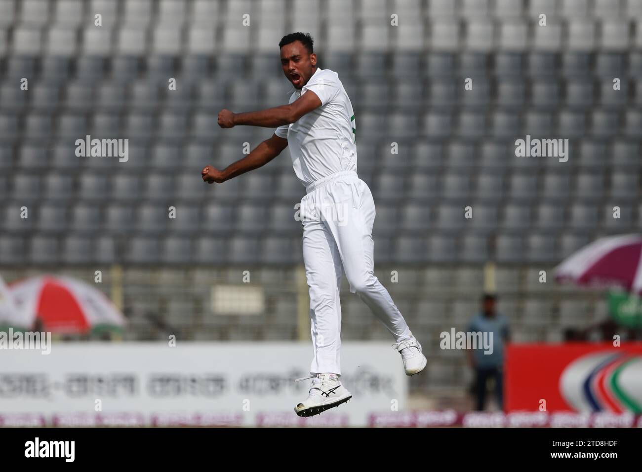 Bengalese test player left arm pace bowler Shariful Islam durante il primo test Bangladesh-nuova Zelanda giorno due prima sessione al Sylhet International Foto Stock