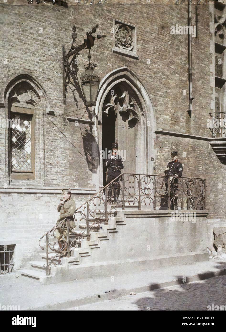 Furnes, Belgio, prima guerra mondiale, abbigliamento, alloggi, architettura, arte, esseri umani, società, parte anteriore posteriore, uniforme militare, architettura civile pubblica, poliziotto, Gendarme, porta, Medioevo, uomo, Esercito, Belgio, Furnes, House Spanish Officers, Furnes, 04/09/1917 - 04/09/1917, Castelnau, Paul, 1917 - Nord de la France, Belgique - Paul Castelnau (sezione fotografica dell'esercito) - (1-5 settembre), Autochrome, Photo, Glass, Autochrome, foto, positiva Foto Stock