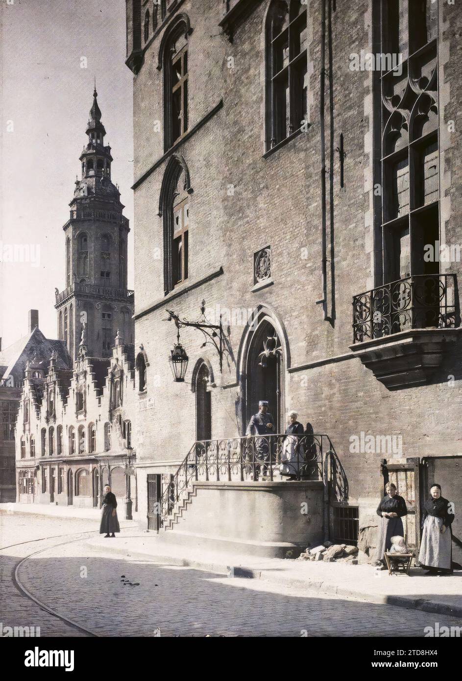 Furnes, Belgio, prima guerra mondiale, esseri umani, abbigliamento, habitat, architettura, arte, società, parte anteriore posteriore, donna, uniforme militare, Municipio, Municipio, Torre, Public Civil Architecture, Street, District, Middle Ages, Man, Army, Belgium, Furnes, House of Spanish Officers, Furnes, 04/09/1917 - 04/09/1917, Castelnau, Paul, 1917 - Nord de la France, Belgique - Paul Castelnau (sezione fotografica dell'esercito) - (1-5 settembre), Autochrome, Photo, Glass, Autochrome, foto, positiva Foto Stock