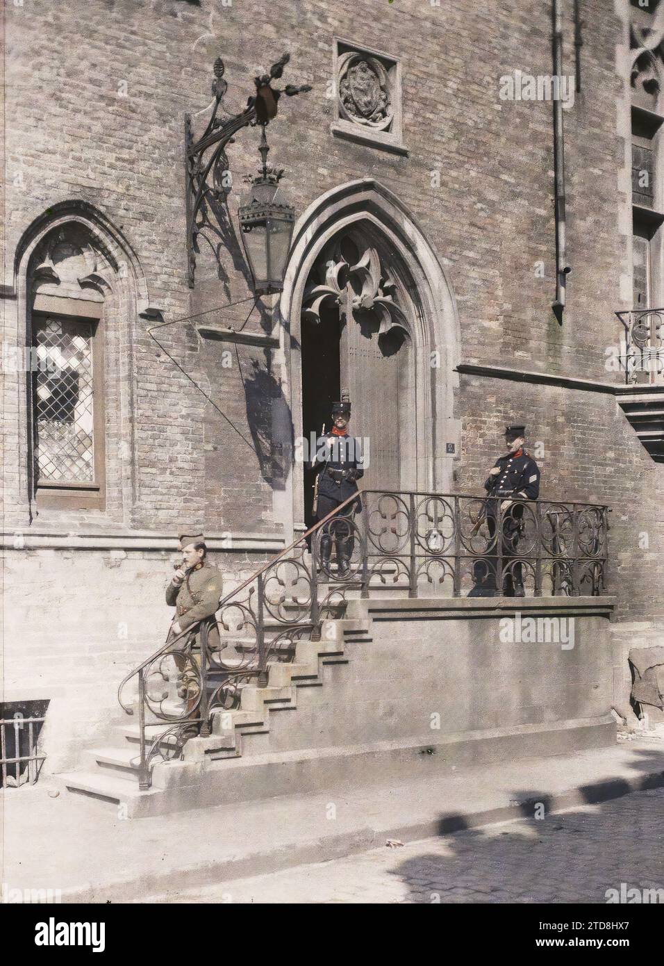 Furnes, Belgio, prima guerra mondiale, abbigliamento, alloggi, architettura, arte, esseri umani, società, parte anteriore posteriore, uniforme militare, architettura civile pubblica, poliziotto, Gendarme, porta, Medioevo, uomo, Esercito, Belgio, Furnes, House Spanish Officers, Furnes, 04/09/1917 - 04/09/1917, Castelnau, Paul, 1917 - Nord de la France, Belgique - Paul Castelnau (sezione fotografica dell'esercito) - (1-5 settembre), Autochrome, Photo, Glass, Autochrome, foto, positiva Foto Stock