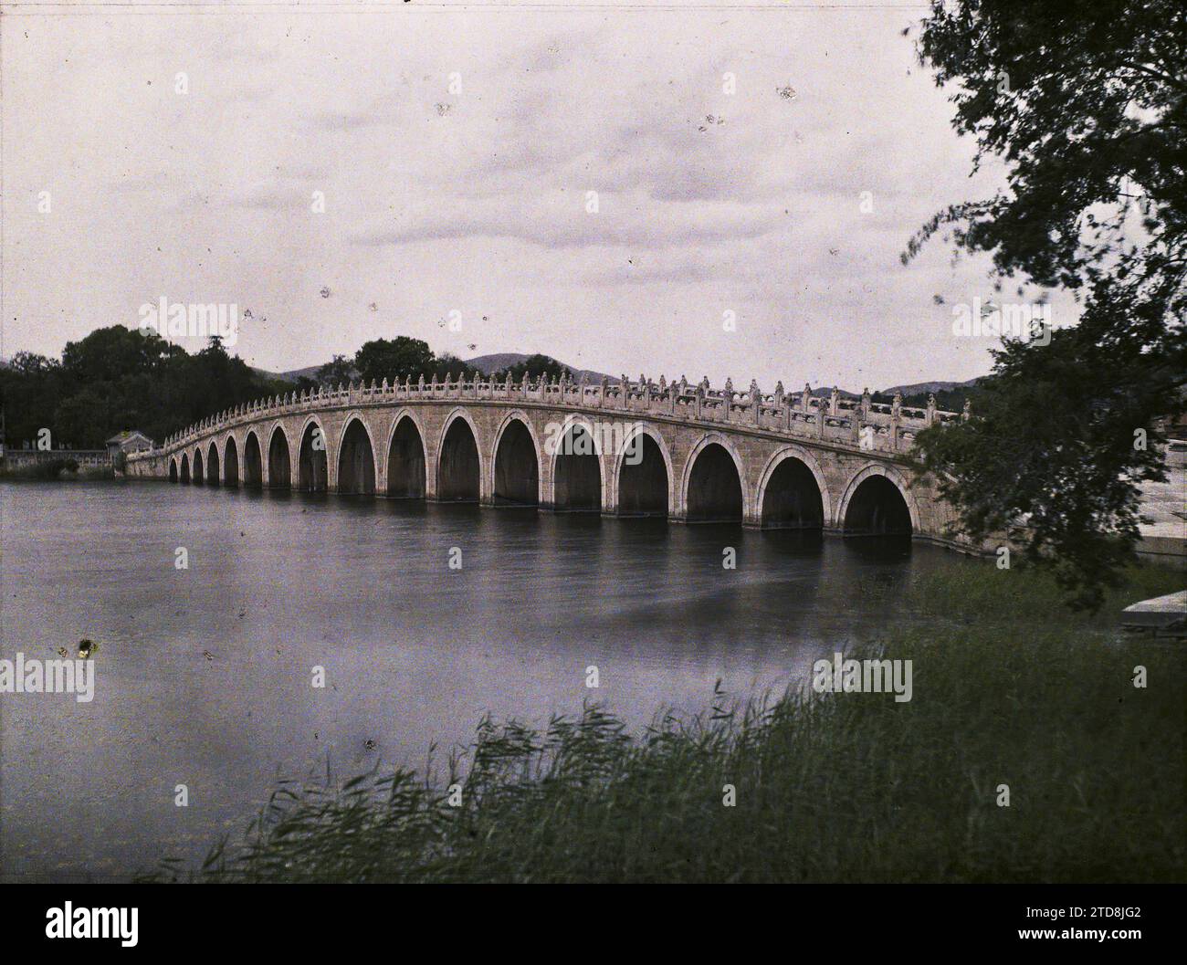 Pechino, Cina Yiheyuan ("Giardino della concordia mantenuta"), natura, ambiente, Habitat, architettura, paesaggio, architettura civile pubblica, lago, stagno, idrografia, parco, giardino, ponte, peperoncino, Pechino, Palazzo estivo, senza leggenda, Environs nord-ouest de Beijing, Yiheyuan, 30/05/1913 - 30/05/1913, Passet, Stéphane, fotografo, 1913 - Chine - Stéphane Passet, Autochrome, foto, vetro, Autochrome, foto, positivo, orizzontale, dimensioni 9 x 12 cm Foto Stock