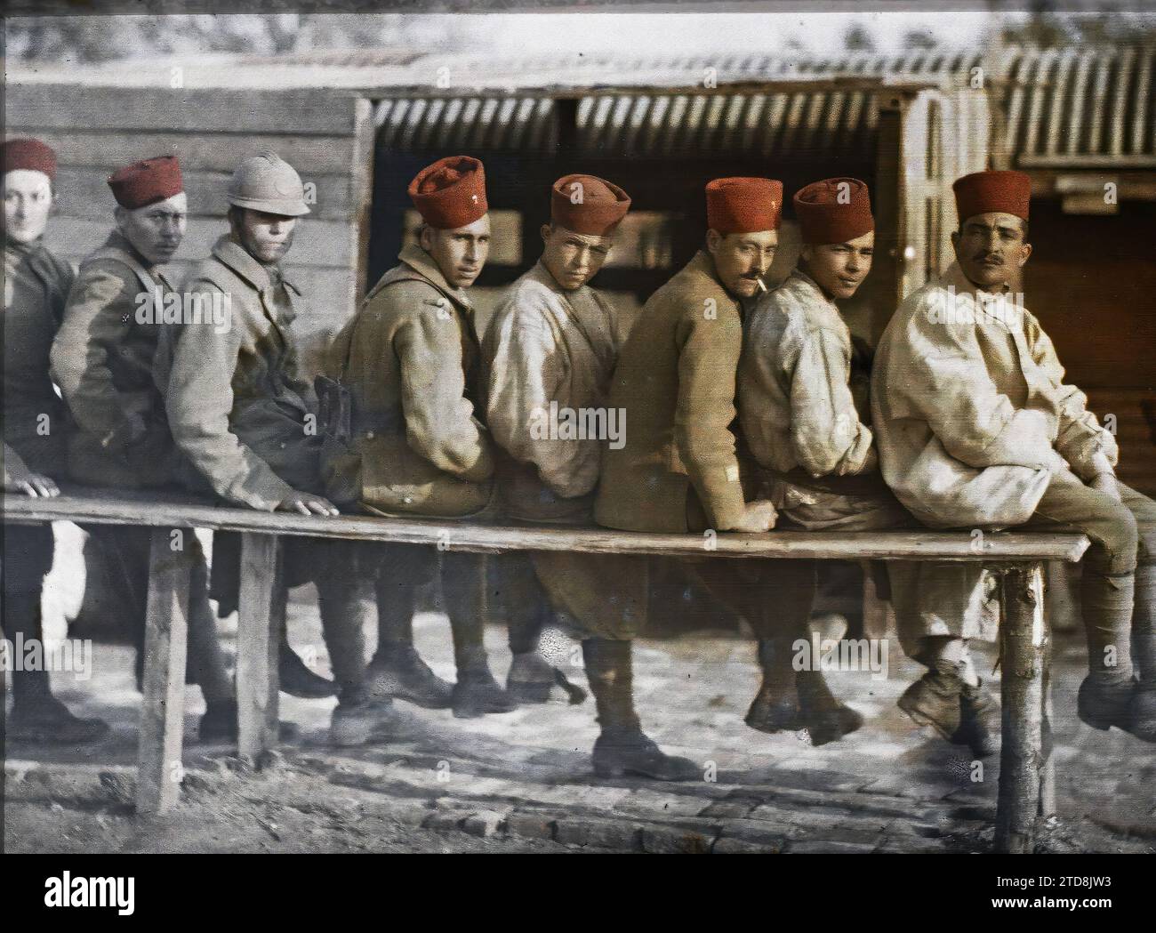 Roiglise, somme, France Group of Algerian Tirailleurs, abbigliamento, esseri umani, prima guerra mondiale, storia coloniale, uniforme militare, Ritratto di gruppo, anteriore, esercito coloniale, acconciatura, Headgear, Man, France, Royglise, Group of Algerian Tirailleurs, Roiglise, Algérie [in connessione con], 01/10/1917 - 31/10/1917, Cuville, Fernand, 1917 - Devastated regions, somme, Oise, Aisne - Fernand Cuville (sezione fotografica dell'esercito) - (settembre-ottobre), Autochrome, Photo, Glass, Autochrome, foto, positiva Foto Stock