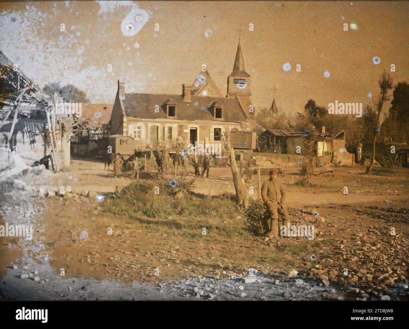 Roiglise, somme, Francia, abbigliamento, prima guerra mondiale, alloggi, architettura, storia coloniale, esseri umani, uniforme militare, campanile, Ruins, Front, Street, District, Colonial Army, Rubble, Man, Francia, Royglise, Village Whole, Roiglise, 01/10/1917 - 31/10/1917, Cuville, Fernand, 1917 - regioni devastate, somme, Oise, Aisne - Fernand Cuville (sezione fotografica dell'esercito) - (settembre-ottobre), Autochrome, Photo, Glass, Autochrome, foto, positiva Foto Stock