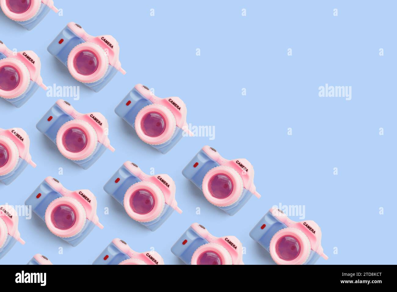 Pattern con fotocamera su sfondo color pastello, vista dall'alto Foto Stock