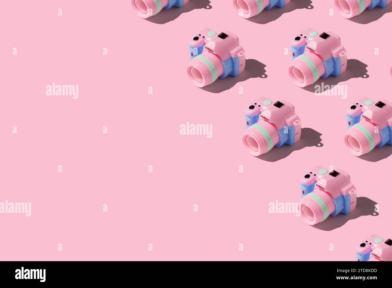 Pattern con fotocamera su sfondo color pastello Foto Stock