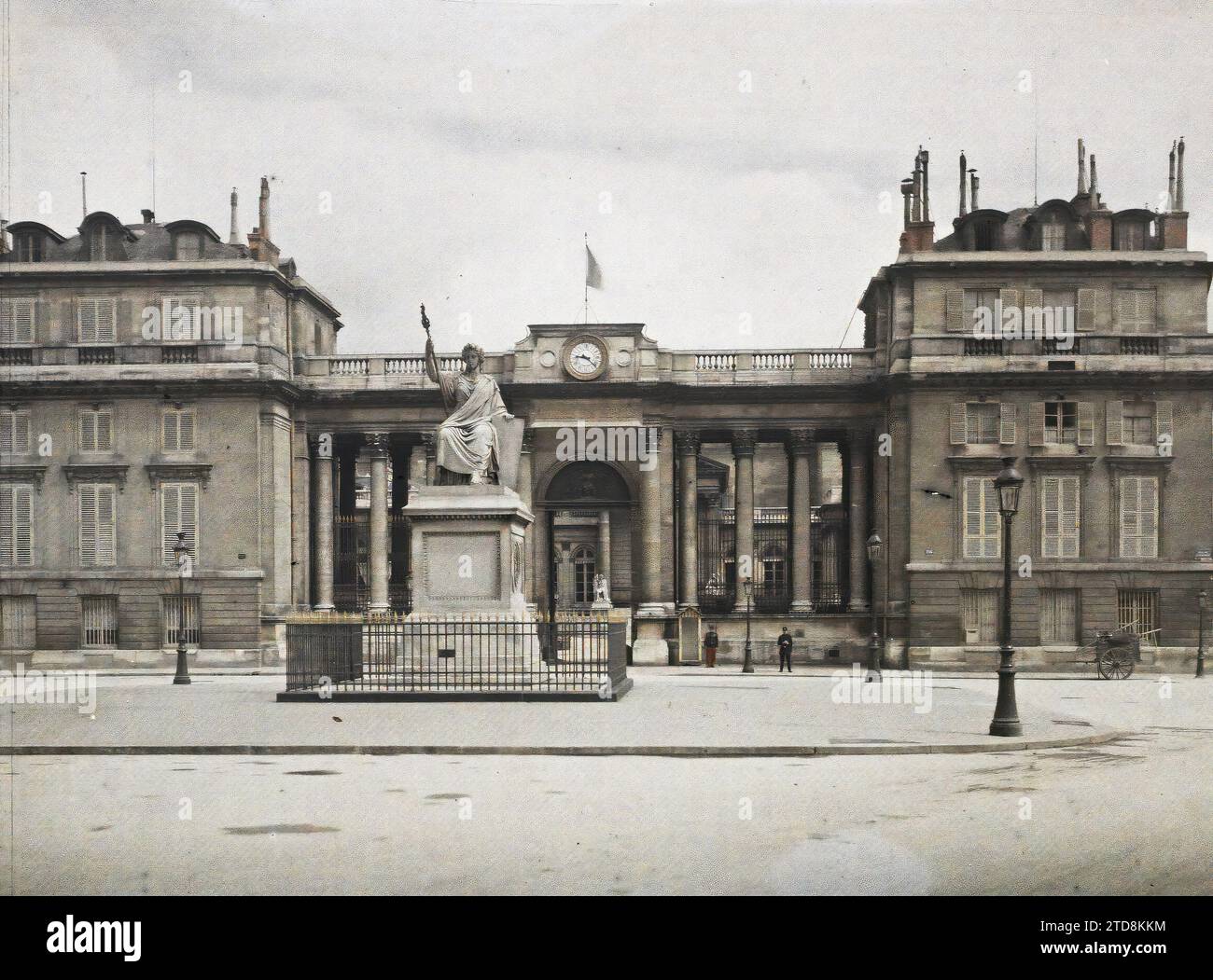 Parigi (VII arr.), Francia Place du Palais Bourbon visto da rue de Bourgogne, Arte, Habitat, architettura, Statua, orologio, scultura, architettura civile pubblica, Portico, colonna, via, Distretto, Piazza, bandiera, Palazzo, Castle, France, Parigi, camera dei deputati Place du Palais Bourbon, Arrondissement VII, 01/07/1914 - 31/07/1914, Passet, Stéphane, fotografo, Autochrome, foto, vetro, Autochrome, foto, positivo, orizzontale, dimensioni 9 x 12 cm Foto Stock
