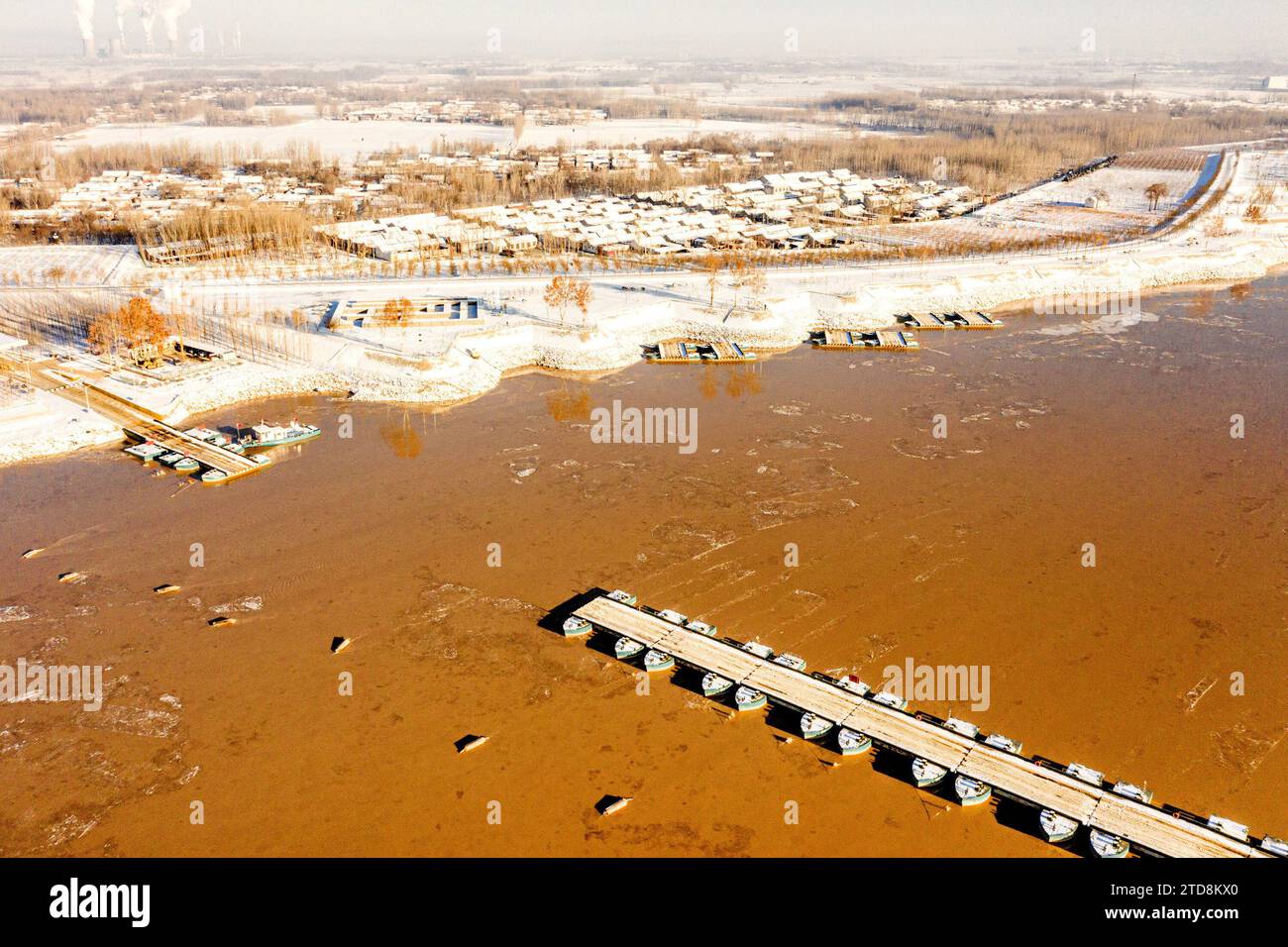 ZIBO, CINA - 17 DICEMBRE 2023 - la foto scattata il 17 dicembre 2023 mostra il ponte di pontone smantellato del fiume giallo nella città di Zibo, la Shand della Cina orientale Foto Stock