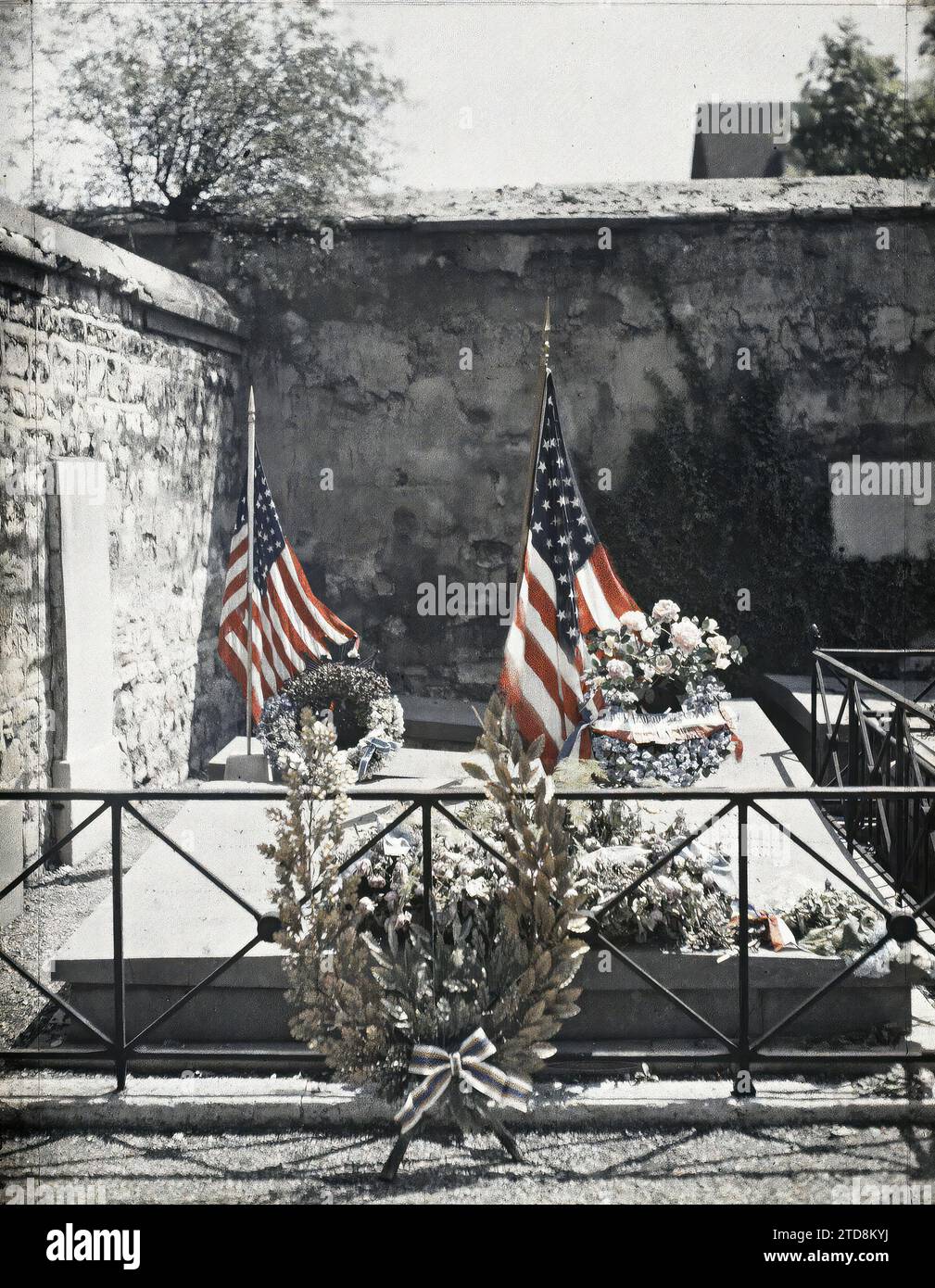 Parigi (XII arrondissement), Francia Tomba di la Fayette nel cimitero di Picpus, personalità, iscrizione, informazioni, prima guerra mondiale, relazioni internazionali, personalità politica, Tomba, Cimitero, Stele, fiore, iscrizione funeraria, commemorazione, alleati, bandiera, France paris ., Arrondissement XII, Etats-Unis [in connessione con], 06/07/1917 - 06/07/1917, Léon, Auguste, fotografo, Autochrome, foto, vetro, Autochrome, foto, positivo, verticale, dimensioni 9 x 12 cm Foto Stock