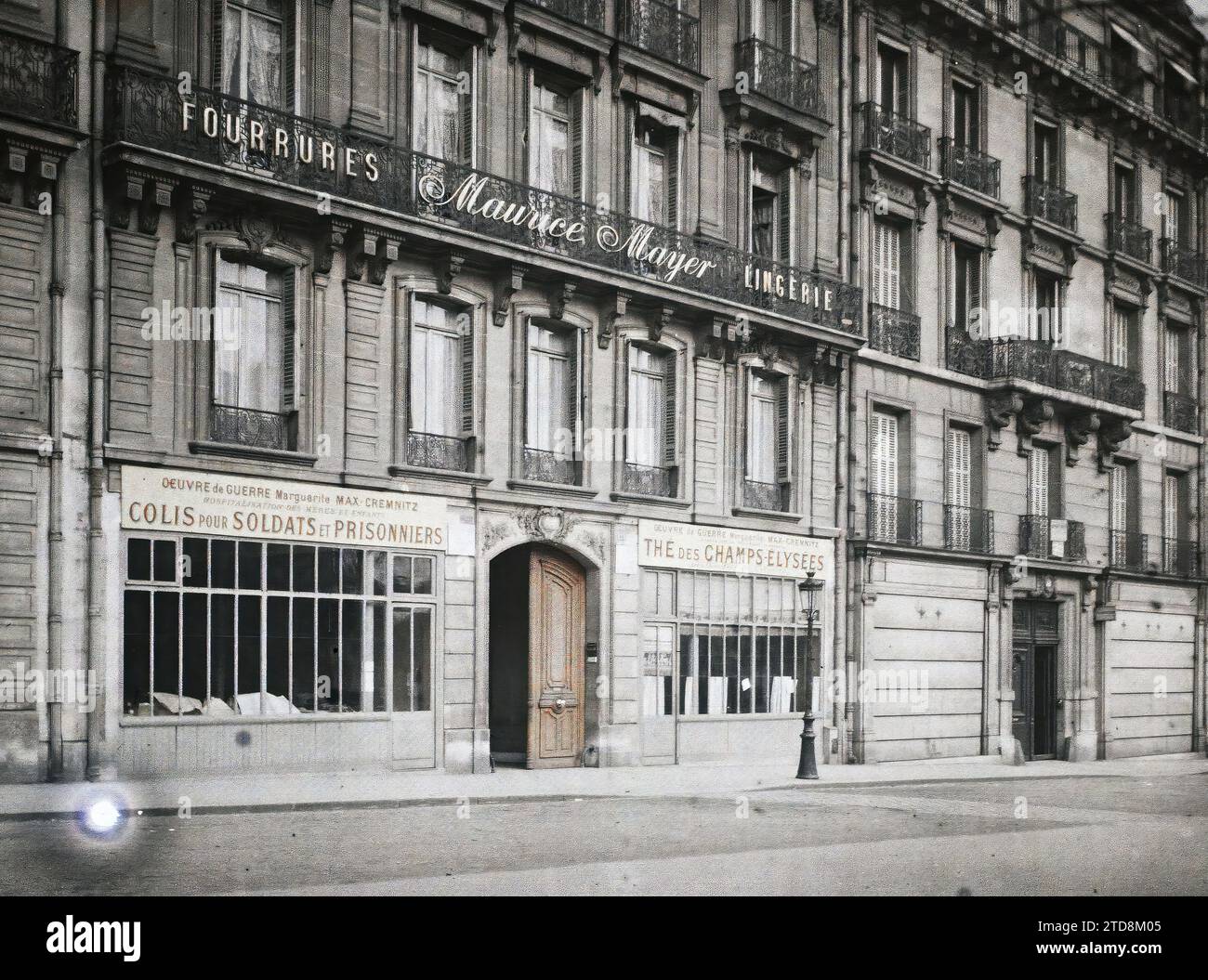 Parigi (8° arr.), Francia Marguerite Max-Kremnitz lavoro di guerra, pacchi per soldati e prigionieri, Maurice Mayer pelliccia al 120 avenue des Champs-Elysées, attività economica, registrazione, informazioni, prima guerra mondiale, alloggiamento, architettura, salute, negozio, negozio, iscrizione commerciale, indietro, strada, distretto, ferito, mutilato, vetrina, esposizione, sforzo bellico, lavoro bellico, Francia, Parigi, Avenue des champs Elysées, Arrondissement VIII, 01/02/1918 - 28/02/1918, Léon, Auguste, fotografo, Autochrome, foto, vetro, Autochrome, foto, positivo, orizzontale, dimensioni 9 x 12 cm Foto Stock