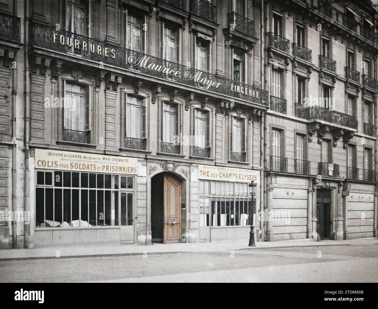 Parigi (8° arr.), Francia Marguerite Max-Kremnitz lavoro di guerra, pacchi per soldati e prigionieri, Maurice Mayer pelliccia al 120 avenue des Champs-Elysées, attività economica, registrazione, informazioni, prima guerra mondiale, alloggiamento, architettura, salute, negozio, negozio, iscrizione commerciale, indietro, strada, distretto, ferito, mutilato, vetrina, esposizione, sforzo bellico, lavoro bellico, Francia, Parigi, Avenue des champs Elysées, Arrondissement VIII, 01/02/1918 - 28/02/1918, Léon, Auguste, fotografo, Autochrome, foto, vetro, Autochrome, foto, positivo, orizzontale, dimensioni 9 x 12 cm Foto Stock