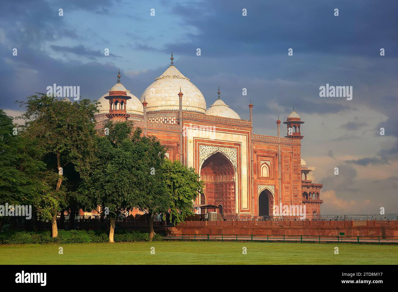 La moschea o Masjid si trova a ovest del Taj Mahal Foto Stock