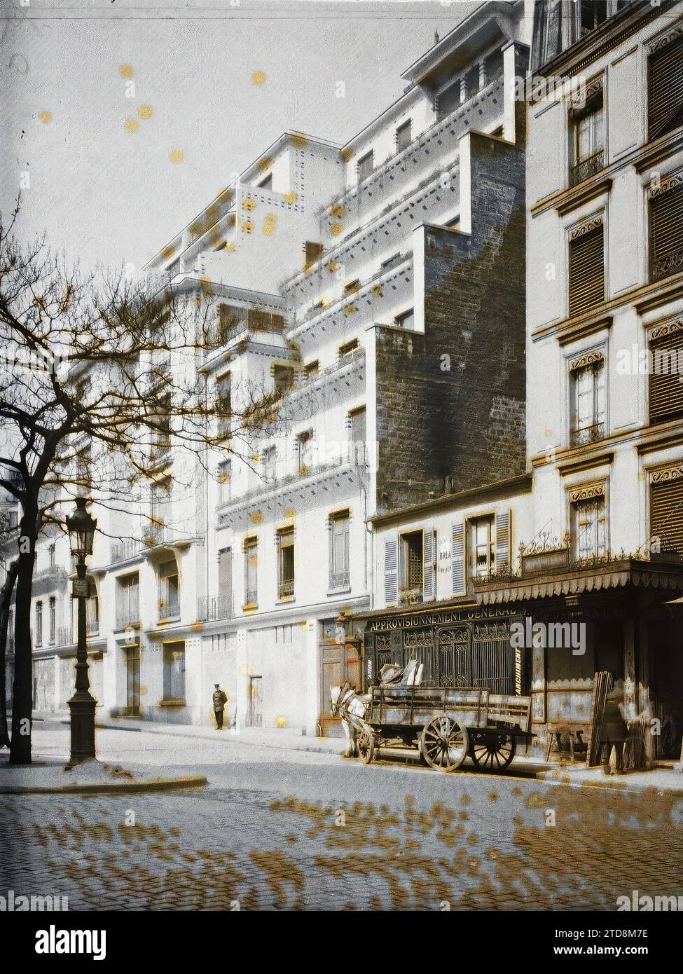 Parigi (6° arrondissement), Francia edifici costruiti da Henri Sauvage al 22 di rue Vavin, trasporti, registrazione, informazioni, prima guerra mondiale, alloggi, architettura, trasporto di animali, registrazione commerciale, Terrazza, balcone, loggia, posteriore, strada, quartiere, Mosaic, Store, marquise, Francia, Parigi, casa in terracotta con terrazze sovrapposte rue Vavin, Arrondissement vi, 10/05/1918 - 10/05/1918, Léon, Auguste, fotografo, Autochrome, foto, vetro, Autochrome, foto, positivo, verticale, dimensioni 9 x 12 cm Foto Stock