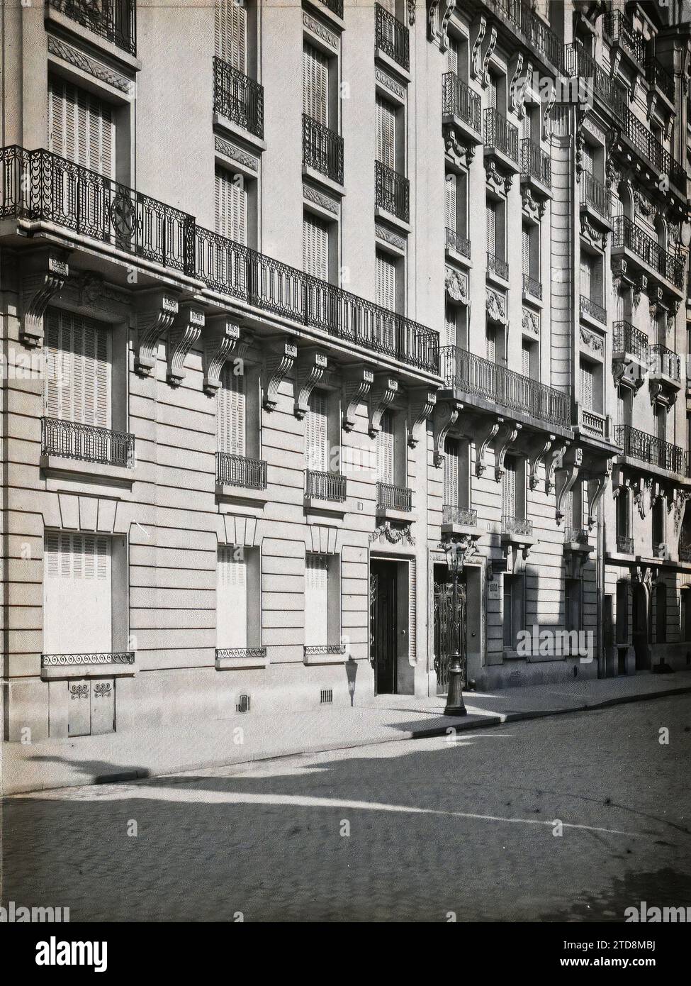 Parigi (XVI arrondissement), Francia case deserte al 10-8 rue Raynouard, Arte, prima guerra mondiale, alloggi, architettura, scultura, balcone, loggia, bombardamenti, strada, quartiere, decorazioni scolpite, Francia, Parigi, case deserte rue Raynouard, Arrondissement XVI, 15/05/1918 - 15/05/1918, Léon, Auguste, fotografo, Autochrome, foto, vetro, Autochrome, foto, positivo, verticale, dimensioni 9 x 12 cm Foto Stock