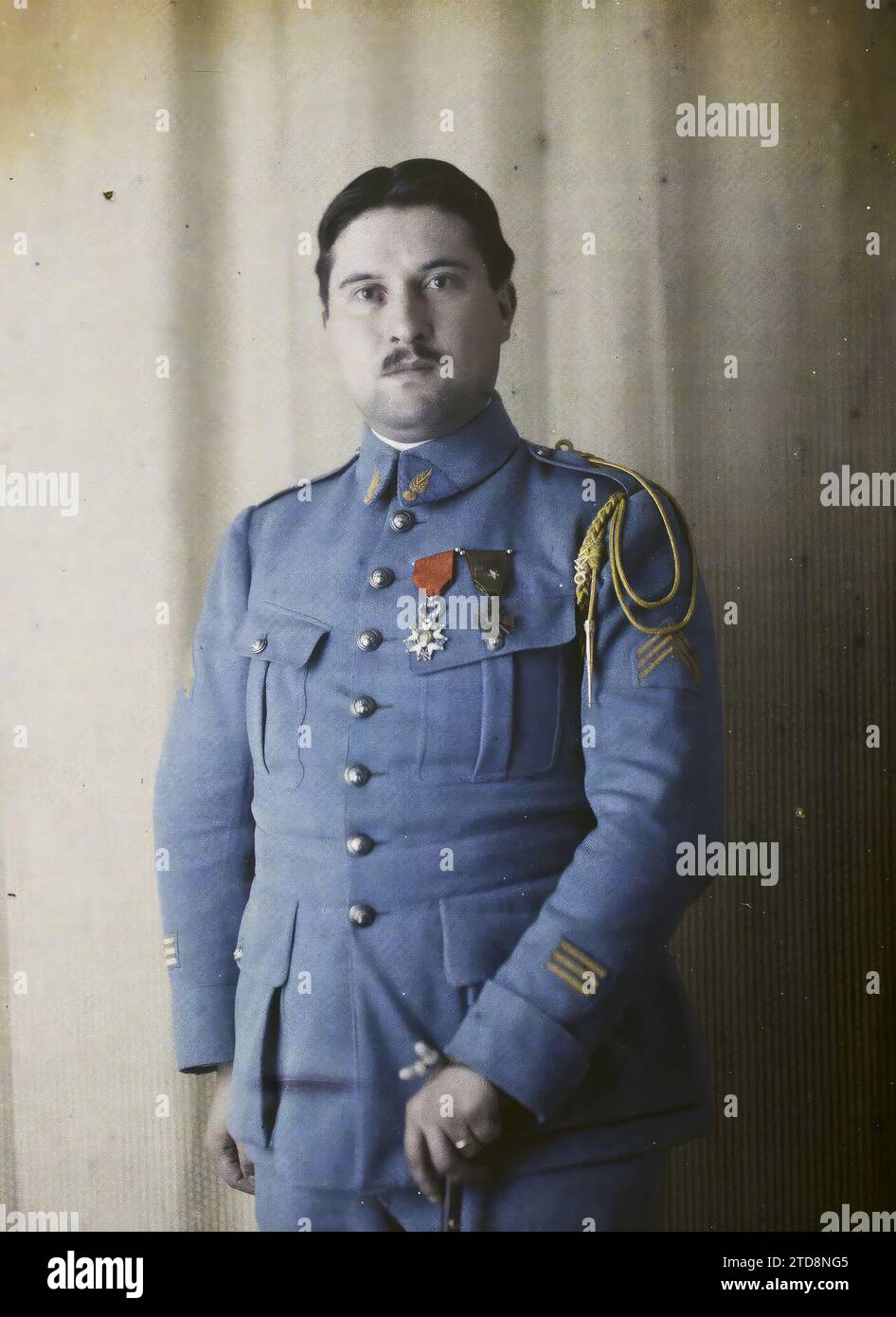 Proprietà di Albert Kahn, Boulogne, Francia Capitano Laurentz, personalità, abbigliamento, esseri umani, prima guerra mondiale, società, personalità militare, uniforme militare, immagine naufragata, Ritratto, schiena, medaglia, decorazione, Man, Army, Captain Laurent 9 /9 1918 France, Boulogne, Portraits, Captain Laurentz, Boulogne propriété d'Albert Kahn, 09/09/1918 - 09/09/1918, Léon, Auguste, fotografo, Autochrome, foto, vetro, Autochrome, foto, positivo, verticale, dimensioni 9 x 12 cm Foto Stock