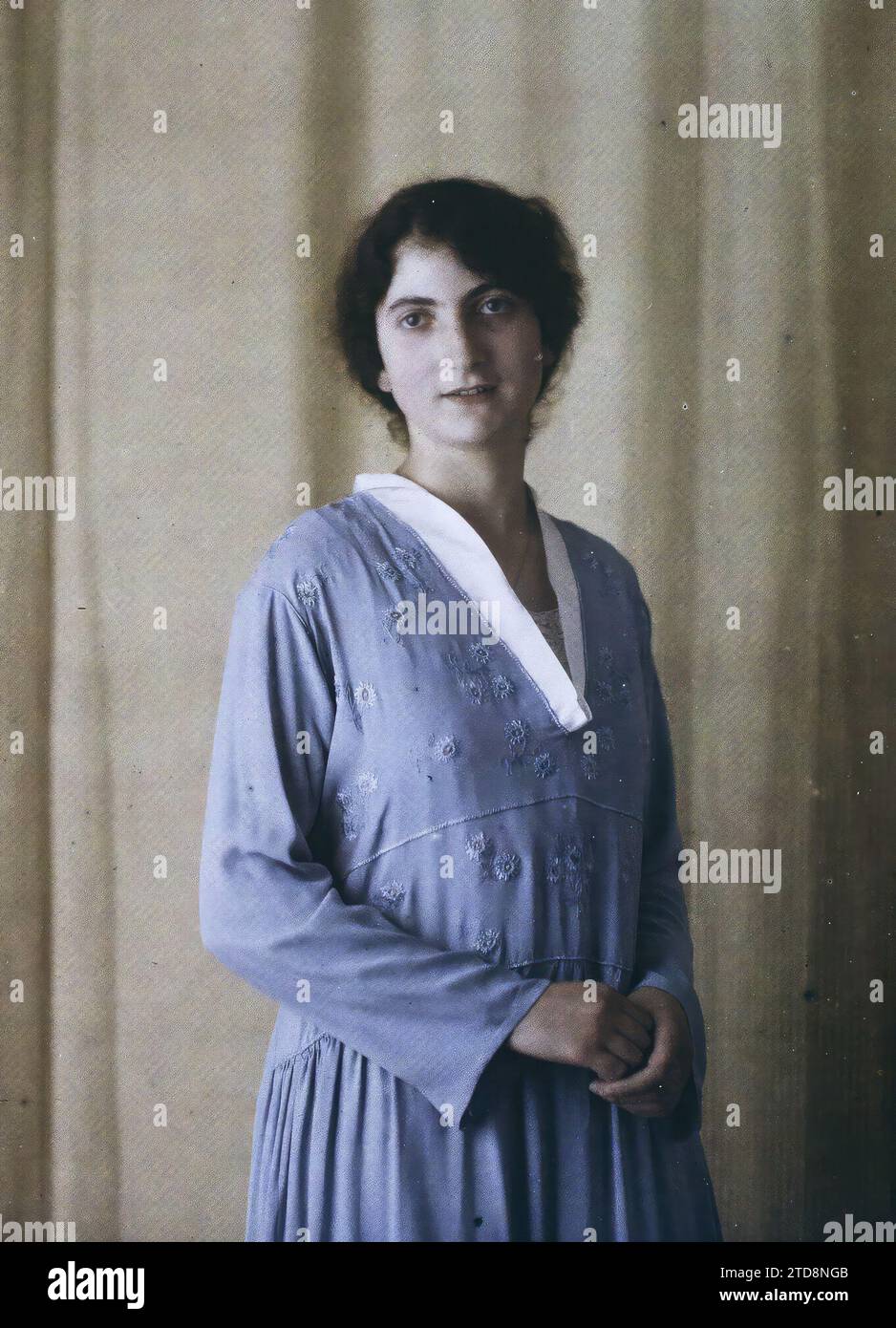 Proprietà di Albert Kahn, Boulogne, Francia Mademoiselle Marguerite Glotz, Scienze, tecniche, esseri umani, insegnamento, abbigliamento, storia, donna, pubblica istruzione, Ritratto, geografia, Moda, Melle Klotz 5/9 1918 Francia, Boulogne, Portraits, Melle Glotz, Boulogne propriété d'Albert Kahn, 05/09/1918 - 05/09/1918, Léon, Auguste, fotografo, Autochrome, foto, vetro, Autochrome, foto, positivo, verticale, dimensioni 9 x 12 cm Foto Stock