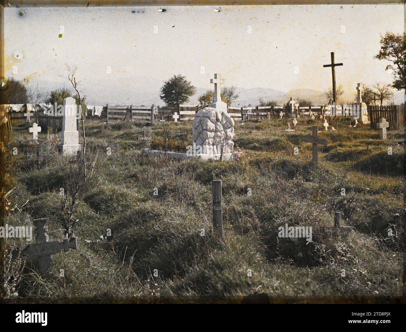 Dintorni di Sarajevo, piccolo cimitero della Bosnia-Erzegovina di un villaggio interamente cattolico, religione, Habitat, architettura, Cimitero, cristianesimo, architettura funeraria, architettura religiosa, Bosnia, Sarajevo, piccolo cimitero di un villaggio interamente cattolico, Sarajevo, 16/10/1912 - 16/10/1912, Léon, Auguste, fotografo, 1912 - Balcani, Italia - Léon Busy e Auguste Léon - (13 - 27 ottobre), Autochrome, Photo, Glass, Autochrome, foto, positivo, orizzontale, dimensioni 9 x 12 cm Foto Stock