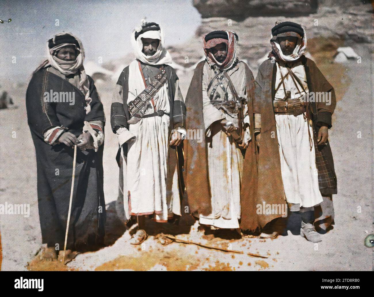 Quweira, Arabia (attuale Giordania) gruppo di combattenti delle forze arabe del Regno di Hejaz, abbigliamento, popolo, costume, beduino, ritratto di gruppo, accessorio, arma, cintura, acconciatura, copricapo, Man, Arabia, Gouaira, gruppo di beduini a Gouaira, al-Quwayrah, 02/03/1918 - 02/03/1918, Castelnau, Paul, 1918 - Medio Oriente, Egitto, Palestina, Chypre - Paul Castelnau (sezione fotografica dell'esercito) - (9 gennaio-6 ottobre), Autochrome, Photo, Glass, Autochrome, foto, positivo, orizzontale, dimensioni 9 x 12 cm Foto Stock