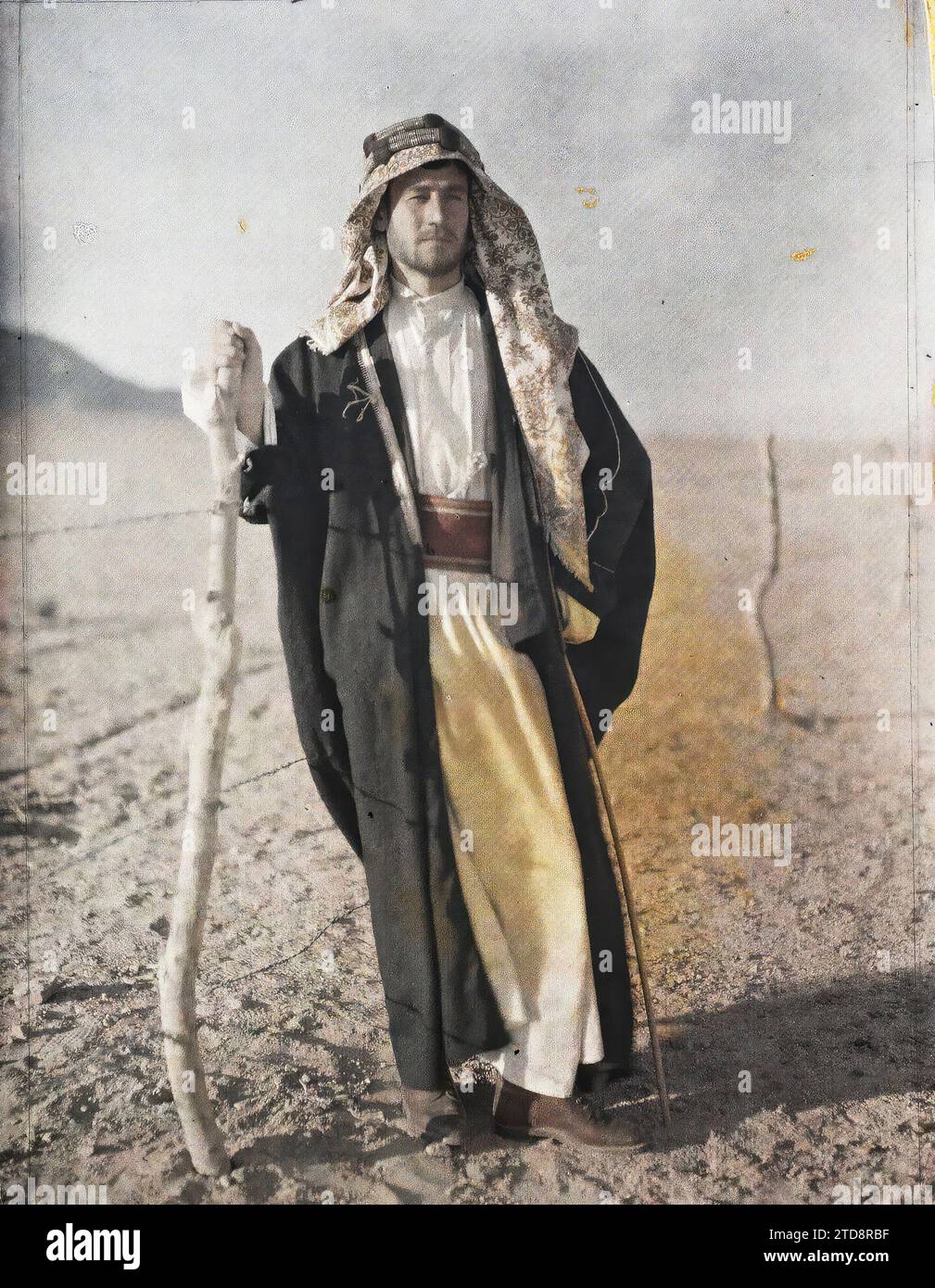 Quweira, Arabia (ora Giordania) Fayz Bey el Azm, un compagno di Emir Faysal, abbigliamento, esseri umani, costume, parrucchiere, barbiere, scarpa, Ritratto, accessorio, arma, Belt, Man, Arabia, Gouaira, Faiez Bey el Azm, al-Quwayrah, 02/03/1918 - 02/03/1918, Castelnau, Paul, 1918 - Medio Oriente, Egitto, Palestina, Chypre - Paul Castelnau (sezione fotografica dell'esercito) - (9 gennaio-6 ottobre), Autochrome, Photo, Glass, Autochrome, foto, positivo, verticale, dimensioni 9 x 12 cm Foto Stock