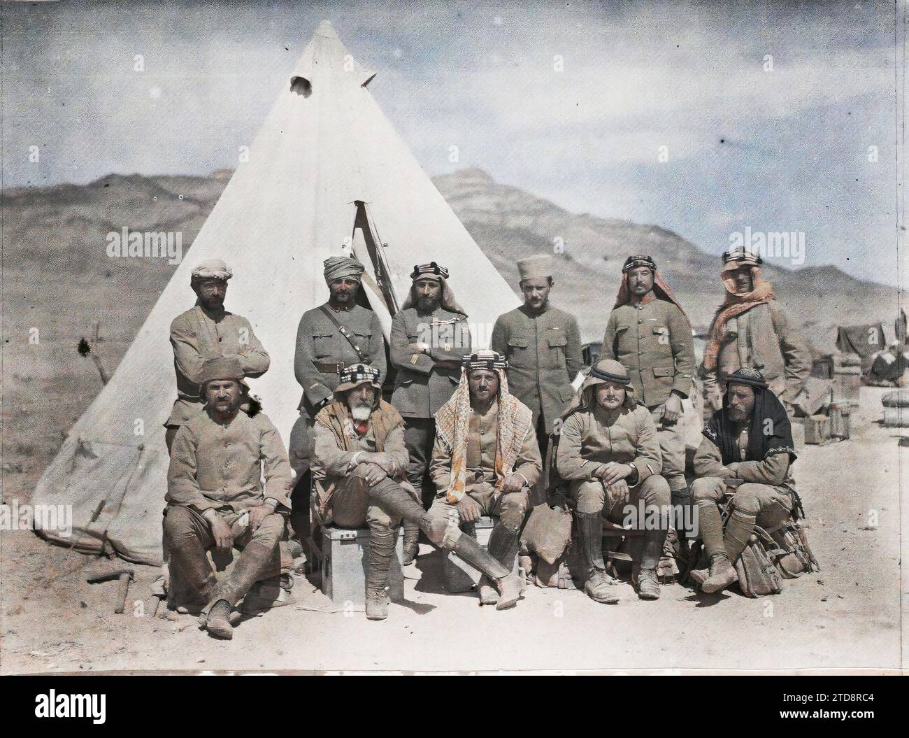 Quweira, Arabia (attuale Giordania) gruppo di sottufficiali francesi, personalità, abbigliamento, relazioni internazionali, MH, esseri umani, Habitat, architettura, società, personalità militare, uniforme militare, presenza straniera, tenda, scarpa, esiste in alta definizione, ritratto di gruppo, custodia, accessorio, acconciatura, copricapo, uomo, esercito, Arabia, Gouaira, gruppo Gouaira dei sottufficiali del distaccamento francese, al-Quwayrah, 05/03/1918 - 05/03/1918, Castelnau, Paul, 1918 - Medio Oriente, Egitto, Palestina, Chypre - Paul Castelnau (sezione fotografica dell'esercito) - (9 gennaio-6 ottobre Foto Stock