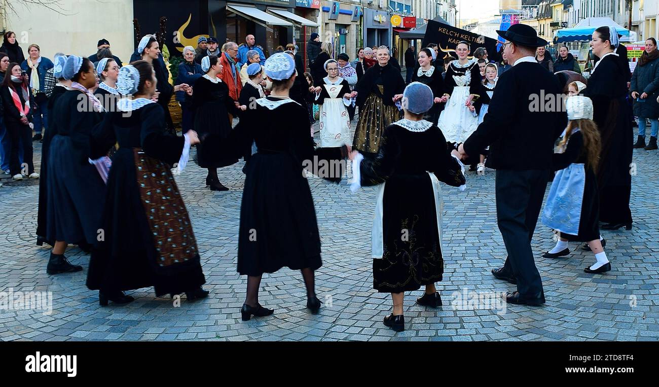 Breton People Dancing Traditional Celtic Circle Group, Kelc'h Keltiek Karaez, Carhaix, Bretagne Bretagna, Francia, in programma a dicembre 2023 Foto Stock